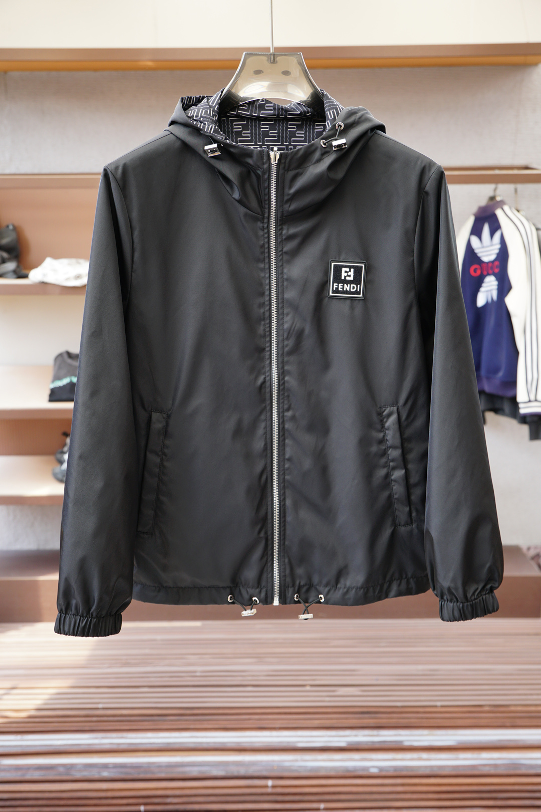 NO:540128,Fendi/New autumn and winter style, 2025 high-end custom double-sided fabric, solid color zippered hooded jacket, equipped with Logo hardware accessories, chest embroidery logo decoration, simple and atmospheric, essential items in autumn and winter Color black Number of code M-3XL,,fendi,fendi, jackets & coats,hats,alexander wang19860909Fendi芬迪/秋冬新款,2025高端定制双面面料,纯色拉链连帽外套,配以Logo五金配件,胸口大绣标装饰,简约大气,秋冬必备单品 颜色黑色 码数M-3XL,,fendi,fendi,jackets & coats,hats,alexander wang,Men's clothing