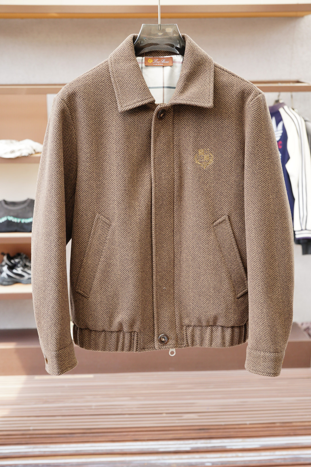 NO:540126,LP-2025 autumn jacket jacket!  This year's new counter products, super soft fabrics for men, cool jackets, fashionable and urban versatile styles, this year, the super special fabrics are super wool plus polyester fabrics, with a light luster, unique texture, soft and smooth feel, which is not a product that ordinary fabrics can compare with. Regular hooded design and iconic logo modification on the hem!  Very charming design, with no lining inner seam edging technology, very detailed, it is very difficult to make such a thin fabric, and it is a very technical one, and the details determine the high-end. The minimalist design elements of the season, a must-have item for trendy men, a perfect slim fit style, highly recommended!  Size M-3XL, loro piana, jackets & coats, jackets & coats, hats, alexander wang19860909LP-2025秋季夹克外套！今年的专柜新品,男士超软面料帅酷爆款 外套.时尚都市百搭款,今年必定超特供面料超级羊毛加聚酯纤维面料,淡淡光泽,质感独特,手感柔嫩顺滑,不是一般面料所能对比的产品.常规的连帽设计,下摆标志性logo修饰！非常极具魅力的设计,无里布内缝包边工艺,细节非常到位,这么薄的面料做出来非常有难度,要非常讲究技术的一款,细节决定高端.极简当季的设计元素,潮男必备单品,完美修身版型,强烈推荐！尺码M-3XL,,loro piana,jackets & coats,jackets & coats,hats,alexander wang,Men's clothing