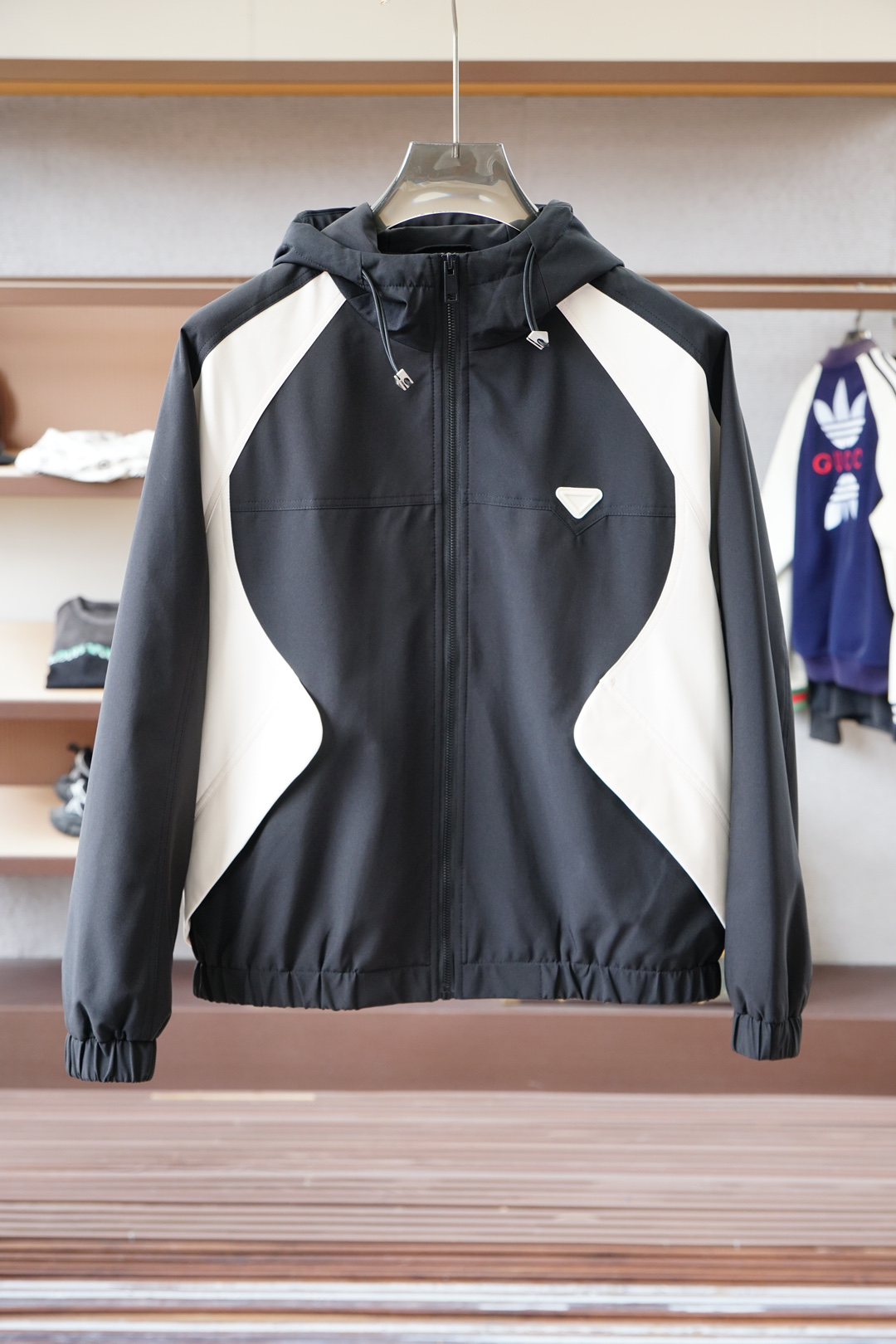 NO:540124,Prada/New P home Re-Nylon recycled nylon suit, men's chest metal triangle decorative light jacket. Romania orders in the same channel, the most anticipated boutique products are coming, contrasting zipper placket design, classic urban outdoor casual business style, craftsmanship and appearance are full!  It is built with the usual hit classic jacket style, but the highlights of this model are indeed beyond the past. The contrasting zippered placket, the iconic metal triangle logo embellishment on the chest, and the recycled nylon waterproof fabric are specially designed for outdoor use. It can be said that the whole body is 360 degrees. It perfectly improves the grade of the entire jacket, and the high-end luxury you can get at a glance!  Custom-made metal zippers are equipped with clear and exquisite brand logo embellishments, suitable for all men and for all occasions, and are the most commuter functional jackets. P home’s unique technology nylon material has a subtle touch and a seductive gloss, and the comfort of the upper body is absolutely to the top. With the top craftsmanship and various details, they are representative of the craftsman spirit of P home. This kind of detail creation is enough to make people feel the level of this style intuitively and three-dimensionally, which adds points to the wearer!  !  Size M-3XL, prada, prada, jackets & coats, jackets & coats, alexander wang19860909Prada普拉达/新款P家Re-Nylon再生尼龙西服,男士胸前金属三角标装饰轻便夹克.罗马尼亚同渠道订单,最为期待的精品狠货来袭,撞色拉链门襟设计,经典都市户外休闲商务风格,工艺与颜值拉满！ 秉承着一贯的爆款经典夹克版型打造,但是此款的看点确实超越以往.撞色拉链门襟,胸前标志性金属三角徽标点缀,再生尼龙防水面料,专为户外打造,可以说浑身上下360度都皆是看点.完美提升整件夹克的档次,一眼便能GET到的高端奢华感！客供定制金属拉链,拉链标识刻有清晰精致的品牌LOGO点缀,适合一切男人,适合一切场合,可谓是最通勤的功能性夹克外套. P家独有的科技尼龙材质,触感微妙,光泽度更是撩人,上身舒适度绝对到顶.加上顶级的工艺打造,各种细节的处理,都是P家工匠精神的代表,这种细节的打造,足以让人直观立体的感受到此款的档次所在,更为穿着者加分！！尺码M-3XL,,prada,prada,jackets & coats,jackets & coats,alexander wang,Men's clothing