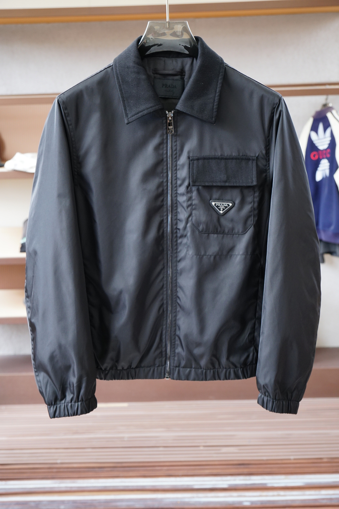 NO:540122,Prada/New P home Re-Nylon recycled nylon stand collar jacket - Men's chest metal triangle decorative light jacket. Romania orders in the same channel, the most anticipated boutique products are coming, contrasting zipper placket design, classic urban outdoor casual business style, craftsmanship and appearance are full!  It is built with the usual hit classic jacket style, but the highlights of this model are indeed beyond the past. The contrasting zippered placket, the iconic metal triangle logo embellishment on the chest, and the recycled nylon waterproof fabric are specially designed for outdoor use. It can be said that the whole body is 360 degrees. It perfectly improves the grade of the entire jacket, and the high-end luxury you can get at a glance!  Custom-made metal zippers are equipped with clear and exquisite brand logo embellishments, suitable for all men and for all occasions, and are the most commuter functional jackets. P home’s unique technology nylon material has a subtle touch and a seductive gloss, and the comfort of the upper body is absolutely to the top. With the top craftsmanship and various details, they are representative of the craftsman spirit of P home. This kind of detail creation is enough to make people feel the level of this style intuitively and three-dimensionally, which adds points to the wearer!  !  Size M-3XL, prada, prada, jackets & coats, jackets & coats, alexander wang19860909Prada普拉达/新款P家Re-Nylon再生尼龙立领外套-男士胸前金属三角标装饰轻便夹克.罗马尼亚同渠道订单,最为期待的精品狠货来袭,撞色拉链门襟设计,经典都市户外休闲商务风格,工艺与颜值拉满！ 秉承着一贯的爆款经典夹克版型打造,但是此款的看点确实超越以往.撞色拉链门襟,胸前标志性金属三角徽标点缀,再生尼龙防水面料,专为户外打造,可以说浑身上下360度都皆是看点.完美提升整件夹克的档次,一眼便能GET到的高端奢华感！客供定制金属拉链,拉链标识刻有清晰精致的品牌LOGO点缀,适合一切男人,适合一切场合,可谓是最通勤的功能性夹克外套. P家独有的科技尼龙材质,触感微妙,光泽度更是撩人,上身舒适度绝对到顶.加上顶级的工艺打造,各种细节的处理,都是P家工匠精神的代表,这种细节的打造,足以让人直观立体的感受到此款的档次所在,更为穿着者加分！！尺码M-3XL,,prada,prada,jackets & coats,jackets & coats,alexander wang,Men's clothing