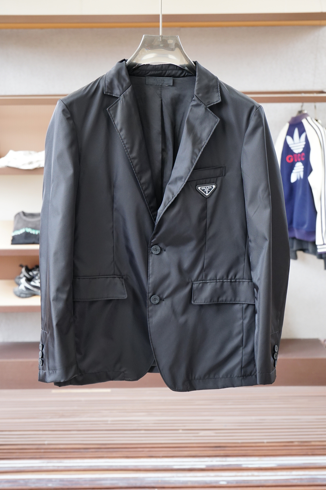 NO:540120,Prada/New P home Re-Nylon recycled nylon suit, men's chest metal triangle decorative light jacket. Romania orders in the same channel, the most anticipated boutique products are coming, contrasting zipper placket design, classic urban outdoor casual business style, craftsmanship and appearance are full!  It is built with the usual hit classic jacket style, but the highlights of this model are indeed beyond the past. The contrasting zippered placket, the iconic metal triangle logo embellishment on the chest, and the recycled nylon waterproof fabric are specially designed for outdoor use. It can be said that the whole body is 360 degrees. It perfectly improves the grade of the entire jacket, and the high-end luxury you can get at a glance!  Custom-made metal zippers are equipped with clear and exquisite brand logo embellishments, suitable for all men and for all occasions, and are the most commuter functional jackets. P home’s unique technology nylon material has a subtle touch and a seductive gloss, and the comfort of the upper body is absolutely to the top. With the top craftsmanship and various details, they are representative of the craftsman spirit of P home. This kind of detail creation is enough to make people feel the level of this style intuitively and three-dimensionally, which adds points to the wearer!  !  Size M-3XL, prada, prada, jackets & coats, jackets & coats, alexander wang19860909Prada普拉达/新款P家Re-Nylon再生尼龙西服,男士胸前金属三角标装饰轻便夹克.罗马尼亚同渠道订单,最为期待的精品狠货来袭,撞色拉链门襟设计,经典都市户外休闲商务风格,工艺与颜值拉满！ 秉承着一贯的爆款经典夹克版型打造,但是此款的看点确实超越以往.撞色拉链门襟,胸前标志性金属三角徽标点缀,再生尼龙防水面料,专为户外打造,可以说浑身上下360度都皆是看点.完美提升整件夹克的档次,一眼便能GET到的高端奢华感！客供定制金属拉链,拉链标识刻有清晰精致的品牌LOGO点缀,适合一切男人,适合一切场合,可谓是最通勤的功能性夹克外套. P家独有的科技尼龙材质,触感微妙,光泽度更是撩人,上身舒适度绝对到顶.加上顶级的工艺打造,各种细节的处理,都是P家工匠精神的代表,这种细节的打造,足以让人直观立体的感受到此款的档次所在,更为穿着者加分！！尺码M-3XL,,prada,prada,jackets & coats,jackets & coats,alexander wang,Men's clothing