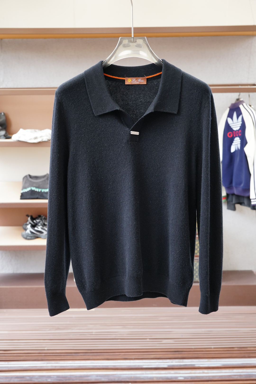 NO:540116,=, L Italian elegance, details interpret luxury] Respecting Italian aesthetics, two long-sleeved POLO shirts with classic design and exquisite craftsmanship interpret the low-key and luxurious daily dress philosophy. Each detail carries the brand's century-old ingenuity, taking into account comfort and taste, and injects eternal texture into the modern gentleman's wardrobe. Highlights of details - The iconic 'button pattern of the left chest embroidery logo is presented in the same color embroidery thread, with fine and even stitches, and hidden in the low-key brand identity. The hardware logo below the neckline of the placket jacquard craftsmanship echoes the brand label on the inside of the neckline, and the details show the identity everywhere. The buttons are smooth and close, and the details are exquisite. It uses high-quality bead floor cotton fabric, with clear concave and convex texture, and has breathability and crispness. The light gray tone is soft and elegant, suitable for a variety of occasions, and easily enhances the level of dressing.  The classic slim fit and long-sleeved design, the button placket and lapel structure continue the casual elegance of the POLO shirt. It can be matched with casual trousers, khakis or simple accessories to easily shape the Italian elite style. It is suitable for business or weekend casual occasions. Color selection: dark blue, gray M-3XL-, loro piana, alexander wang19860909=, L意式优雅 细节诠释奢华】 尊崇意式美学,菲拉*慕两款长袖POLO衫以经典设计与精湛工艺,演绎低调奢华的日常着装哲学.每一处细节皆承载品牌百年匠心,兼顾舒适与品味,为现代绅士衣橱注入永恒质感. 细节亮点- 左胸刺绣Logo标志性“扣图案以同色系绣线精致呈现,针脚细密均匀,低调中暗藏品牌身份.门襟提花工艺领口下方五金Logo-呼应领口内侧品牌标签,细节处处彰显身份.纽扣开合顺滑,细节尽显考究. 采用高品质珠地棉面料,凹凸肌理清晰,兼具透气性与挺括感.浅灰调柔和雅致,适配多种场合,轻松提升穿搭层次. 经典版型修身剪裁结合长袖设计,纽扣门襟与翻领结构延续POLO衫的休闲优雅,可搭配休闲西裤、卡其裤或简约配饰,轻松塑造意式精英风格.适合商务休闲或周末休闲场合.颜色选择:深蓝,灰色M-3XL-,,loro piana,alexander wang,Men's clothing