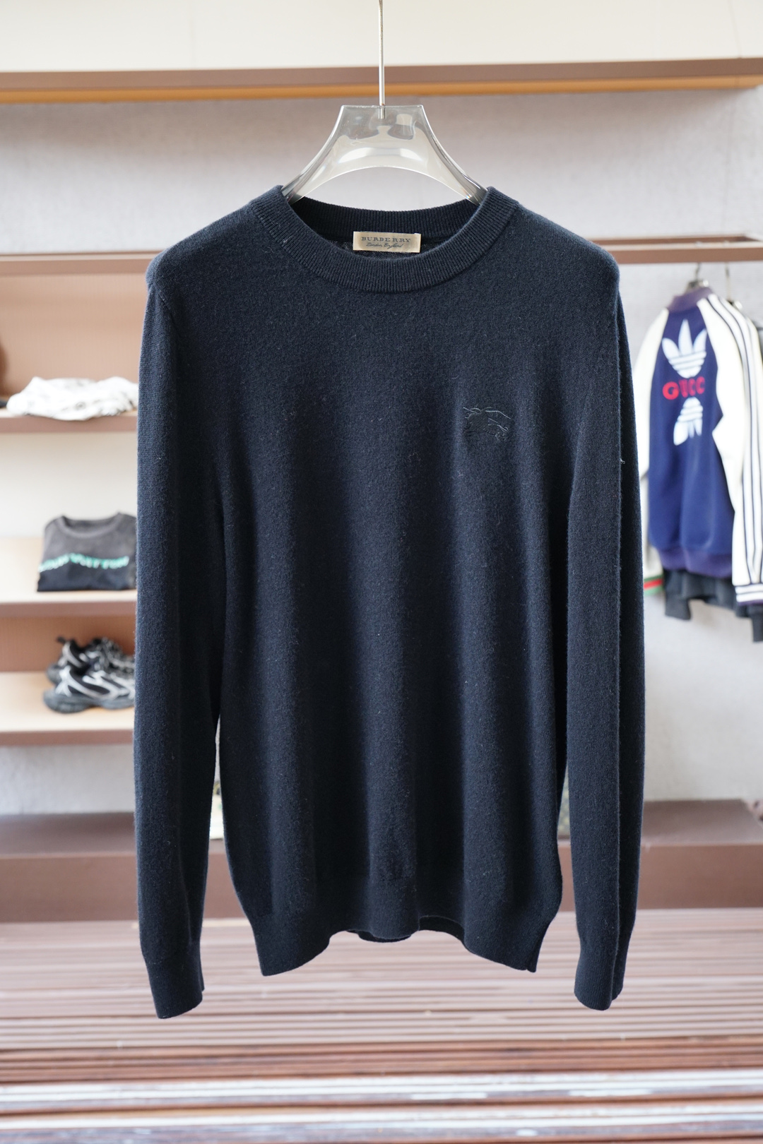 NO:540119,BBR Burberry, 2025 loose version Pure 80 wool plus cotton yarn weaving gives the fabric a soft texture, supplemented by HookWeave hook-stitching structure weaving technique (a 3D three-dimensional weaving method) presents a hollow three-dimensional feel, and also enhances the deformation stability and wear comfort of the fabric in humid and cold environments. Adding Asuit natural reactive dyeing design makes its overall style look natural and retro. The decorative design of classic embroidered seals on the sleeves makes its style look casual and fashionable.,,burberry,alexander wang19860909BBR 巴宝莉,2025宽松版型 纯80羊毛加棉纱线织造赋予织物柔软质感,辅以HookWeave 勾针结构的织造手法（一种3D立体织法）呈现出中空立体手感,也增强织物在潮湿与寒冷环境下的形变稳定性和穿着舒适性,加入阿苏特天然活性染色设计使其整体款式呈现自然复古味道,袖子经典刺绣章仔的装饰设计让其款式呈现出休闲时尚感.,,burberry,alexander wang,Men's clothing