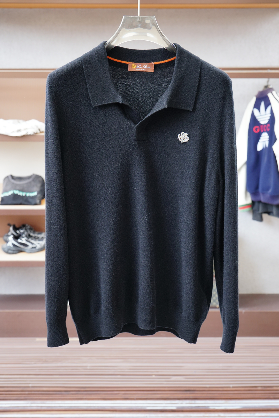 NO:550605,LP-2025 loose version Pure 100-minute pure wool/yarn weaving gives the fabric a soft texture, supplemented by HookWeave hook-stitching structure weaving technique (a 3D three-dimensional weaving method) presents a hollow three-dimensional feel, and also enhances the deformation stability and wear comfort of the fabric in humid and cold environments. Adding Asuit natural active dyeing design makes its overall style look natural and retro. The decorative design of classic embroidered seals on the sleeves makes its style look casual and fashionable.,,loro piano,alexander wang19860909LP-2025宽松版型 纯100分纯羊毛/纱线织造赋予织物柔软质感,辅以HookWeave 勾针结构的织造手法（一种3D立体织法）呈现出中空立体手感,也增强织物在潮湿与寒冷环境下的形变稳定性和穿着舒适性,加入阿苏特天然活性染色设计使其整体款式呈现自然复古味道,袖子经典刺绣章仔的装饰设计让其款式呈现出休闲时尚感.,,loro piana,alexander wang,Men's clothing