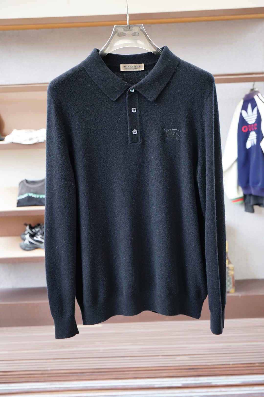 NO:550622,BBR Burberry-2025 loose version Pure 100-minute pure wool/yarn weaving gives the fabric a soft texture, supplemented by HookWeave hook-stitching structure weaving technique (a 3D three-dimensional weaving method) presents a hollow three-dimensional feel, and also enhances the deformation stability and wear comfort of the fabric in humid and cold environments. Adding Asuit natural reactive dyeing design makes its overall style look natural and retro. The decorative design of classic embroidered seals on the sleeves makes its style look casual and fashionable.,,burberry,alexander wang19860909BBR巴宝莉-2025宽松版型 纯100分纯羊毛/纱线织造赋予织物柔软质感,辅以HookWeave 勾针结构的织造手法（一种3D立体织法）呈现出中空立体手感,也增强织物在潮湿与寒冷环境下的形变稳定性和穿着舒适性,加入阿苏特天然活性染色设计使其整体款式呈现自然复古味道,袖子经典刺绣章仔的装饰设计让其款式呈现出休闲时尚感.,,burberry,alexander wang,Men's clothing