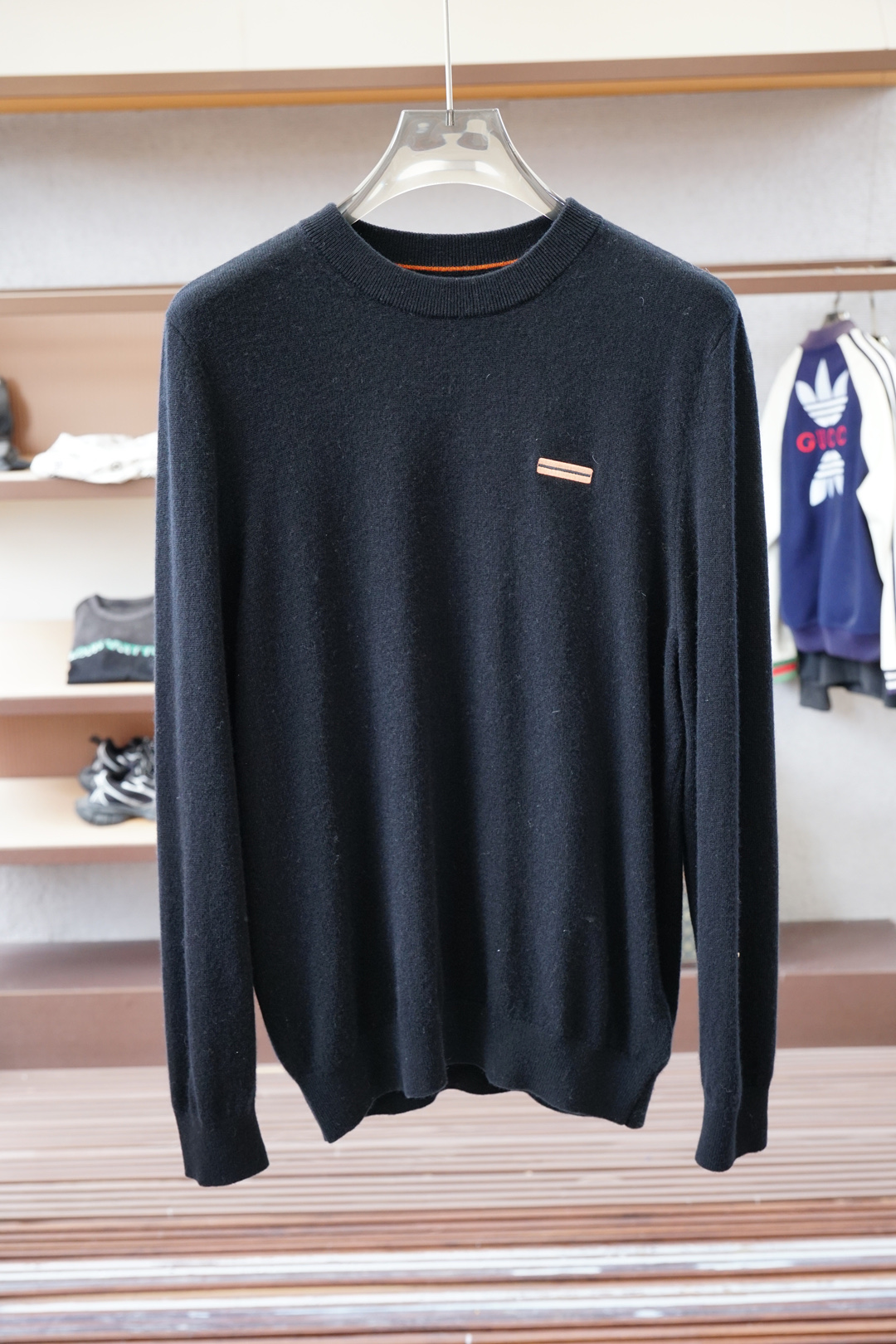 NO:550620,Jenia-2025 loose version Pure 100-minute pure wool/yarn weaving gives the fabric a soft texture, supplemented by HookWeave hook-stitching structure weaving technique (a 3D three-dimensional weaving method) presents a hollow three-dimensional feel, and also enhances the deformation stability and wear comfort of the fabric in humid and cold environments. Adding Asuit natural reactive dyeing design makes its overall style look natural and retro. The decorative design of classic embroidered seals on the sleeves makes its style look casual and fashionable., zegna, alexander wang19860909杰尼亚-2025宽松版型 纯100分纯羊毛/纱线织造赋予织物柔软质感,辅以HookWeave 勾针结构的织造手法（一种3D立体织法）呈现出中空立体手感,也增强织物在潮湿与寒冷环境下的形变稳定性和穿着舒适性,加入阿苏特天然活性染色设计使其整体款式呈现自然复古味道,袖子经典刺绣章仔的装饰设计让其款式呈现出休闲时尚感.,,zegna,alexander wang,Men's clothing