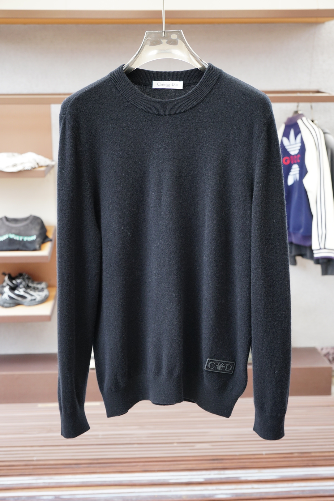 NO:550618,Dior/2025 loose version Pure 100-minute pure wool/yarn weaving gives the fabric a soft texture, supplemented by HookWeave hook-stitching structure weaving technique (a 3D three-dimensional weaving method) presents a hollow three-dimensional feel, and also enhances the deformation stability and wear comfort of the fabric in humid and cold environments. Adding Asuit natural reactive dyeing design makes its overall style look natural and retro. The decorative design of classic embroidered seals on the sleeves makes its style look casual and fashionable.,,dior,dior,alexander wang19860909Dior迪奥/2025宽松版型 纯100分纯羊毛/纱线织造赋予织物柔软质感,辅以HookWeave 勾针结构的织造手法（一种3D立体织法）呈现出中空立体手感,也增强织物在潮湿与寒冷环境下的形变稳定性和穿着舒适性,加入阿苏特天然活性染色设计使其整体款式呈现自然复古味道,袖子经典刺绣章仔的装饰设计让其款式呈现出休闲时尚感.,,dior,dior,alexander wang,Men's clothing