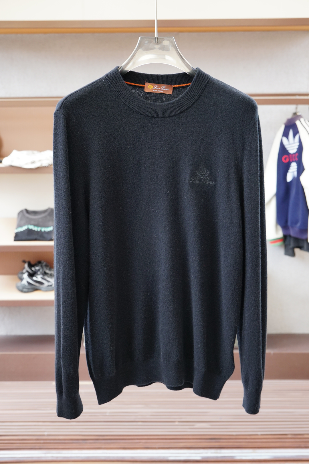 NO:550616,LP-2025 loose version Pure 100-minute pure wool/yarn weaving gives the fabric a soft texture, supplemented by HookWeave hook-stitching structure weaving technique (a 3D three-dimensional weaving method) presents a hollow three-dimensional feel, and also enhances the deformation stability and wear comfort of the fabric in humid and cold environments. Adding Asuit natural active dyeing design makes its overall style look natural and retro. The decorative design of classic embroidered seals on the sleeves makes its style look casual and fashionable.,,loro piano,alexander wang19860909LP-2025宽松版型 纯100分纯羊毛/纱线织造赋予织物柔软质感,辅以HookWeave 勾针结构的织造手法（一种3D立体织法）呈现出中空立体手感,也增强织物在潮湿与寒冷环境下的形变稳定性和穿着舒适性,加入阿苏特天然活性染色设计使其整体款式呈现自然复古味道,袖子经典刺绣章仔的装饰设计让其款式呈现出休闲时尚感.,,loro piana,alexander wang,Men's clothing