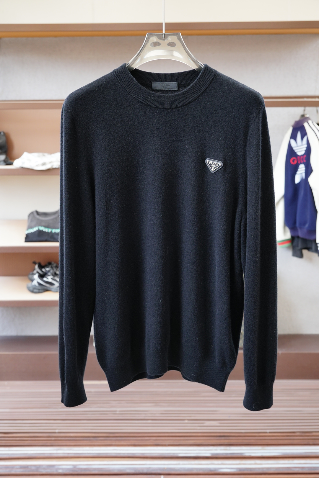 NO:550614,Prada-2025 loose version Pure 100-minute pure wool/yarn weaving gives the fabric a soft texture, supplemented by HookWeave hook-stitching structure weaving technique (a 3D three-dimensional weaving method) presents a hollow three-dimensional feel, and also enhances the deformation stability and wear comfort of the fabric in humid and cold environments. Adding Asuit natural active dyeing design makes its overall style look natural and retro. The decorative design of classic embroidered seals on the sleeves makes its style look casual and fashionable.,,prada,prada,alexander wang19860909Prada-普拉达-2025宽松版型 纯100分纯羊毛/纱线织造赋予织物柔软质感,辅以HookWeave 勾针结构的织造手法（一种3D立体织法）呈现出中空立体手感,也增强织物在潮湿与寒冷环境下的形变稳定性和穿着舒适性,加入阿苏特天然活性染色设计使其整体款式呈现自然复古味道,袖子经典刺绣章仔的装饰设计让其款式呈现出休闲时尚感.,,prada,prada,alexander wang,Men's clothing