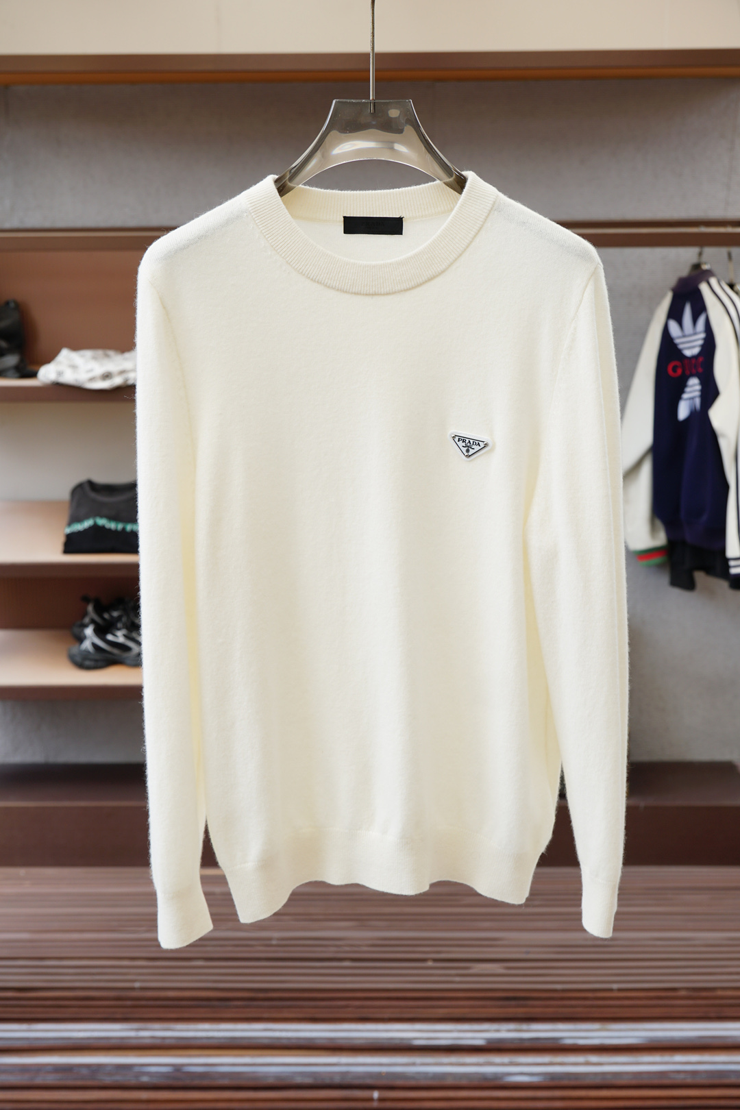 NO:550612,Prada-Prada/2025 loose version Pure 100-point pure wool/yarn weaving gives the fabric a soft texture, supplemented by HookWeave hook-stitching structure weaving technique (a 3D three-dimensional weaving method) presents a hollow three-dimensional feel, and also enhances the deformation stability and wear comfort of the fabric in humid and cold environments. Adding Asuit natural active dyeing design makes its overall style look natural and retro flavor, and the decorative design of classic embroidered seals on the sleeves makes its style look casual and fashionable.,,prada,prada,alexander wang19860909Prada-普拉达/2025宽松版型 纯100分纯羊毛/纱线织造赋予织物柔软质感,辅以HookWeave 勾针结构的织造手法（一种3D立体织法）呈现出中空立体手感,也增强织物在潮湿与寒冷环境下的形变稳定性和穿着舒适性,加入阿苏特天然活性染色设计使其整体款式呈现自然复古味道,袖子经典刺绣章仔的装饰设计让其款式呈现出休闲时尚感.,,prada,prada,alexander wang,Men's clothing