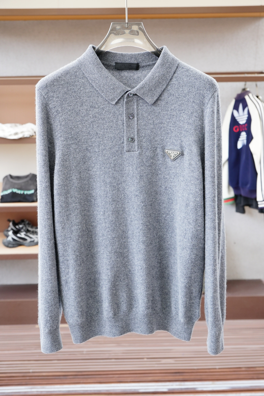 NO:550606,Prada/2025 loose version Pure 100 points pure wool/yarn weaving gives the fabric a soft texture, supplemented by HookWeave hook-stitching structure weaving technique (a 3D three-dimensional weaving method) presents a hollow three-dimensional feel, and also enhances the deformation stability and wear comfort of the fabric in humid and cold environments. Adding Asuit natural active dyeing design makes its overall style look natural and retro. The decorative design of classic embroidered seals on the sleeves makes its style look casual and fashionable.,,prada,prada,alexander wang19860909Prada普拉达/2025宽松版型 纯100分纯羊毛/纱线织造赋予织物柔软质感,辅以HookWeave 勾针结构的织造手法（一种3D立体织法）呈现出中空立体手感,也增强织物在潮湿与寒冷环境下的形变稳定性和穿着舒适性,加入阿苏特天然活性染色设计使其整体款式呈现自然复古味道,袖子经典刺绣章仔的装饰设计让其款式呈现出休闲时尚感.,,prada,prada,alexander wang,Men's clothing