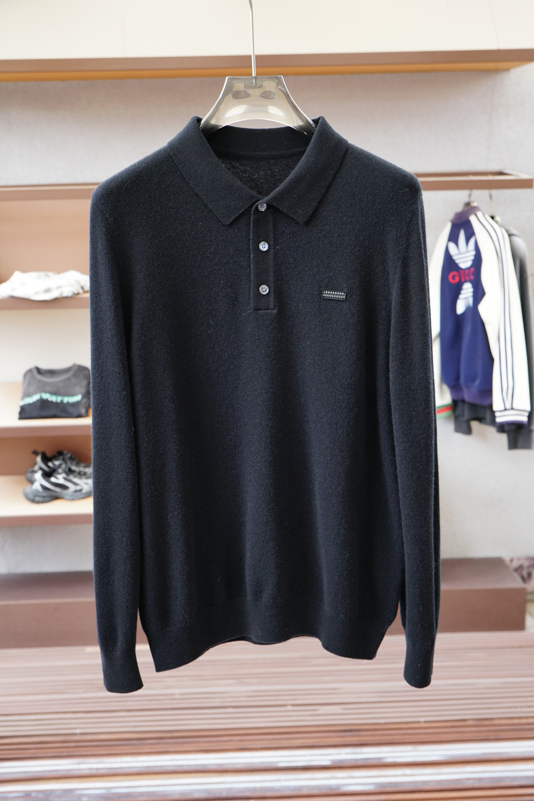 NO:550604,Jenia-2025 loose version Pure 100-minute pure wool/yarn weaving gives the fabric a soft texture, supplemented by HookWeave hook-stitching structure weaving technique (a 3D three-dimensional weaving method) presents a hollow three-dimensional feel, and also enhances the deformation stability and wear comfort of the fabric in humid and cold environments. Adding Asuit natural reactive dyeing design makes its overall style look natural and retro. The decorative design of classic embroidered seals on the sleeves makes its style look casual and fashionable., zegna, alexander wang19860909杰尼亚-2025宽松版型 纯100分纯羊毛/纱线织造赋予织物柔软质感,辅以HookWeave 勾针结构的织造手法（一种3D立体织法）呈现出中空立体手感,也增强织物在潮湿与寒冷环境下的形变稳定性和穿着舒适性,加入阿苏特天然活性染色设计使其整体款式呈现自然复古味道,袖子经典刺绣章仔的装饰设计让其款式呈现出休闲时尚感.,,zegna,alexander wang,Men's clothing