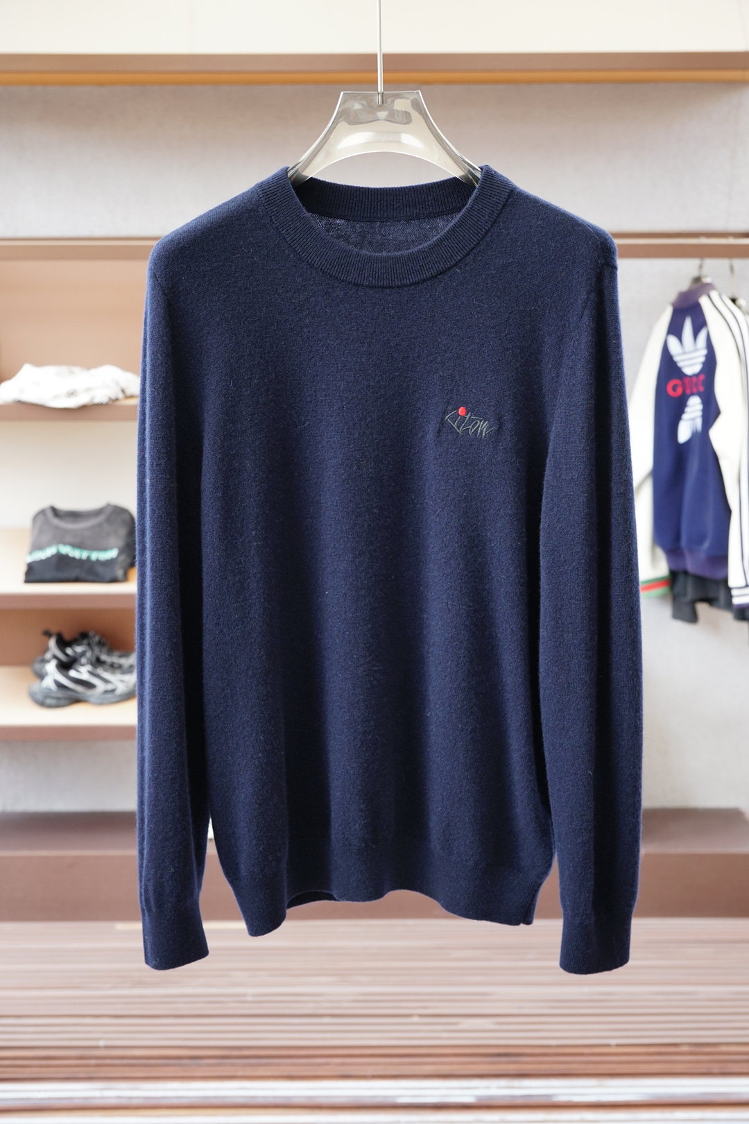 NO:550610,- Kiton/Chiton-2025 loose version Pure 100-minute pure wool/yarn weaving gives the fabric a soft texture, supplemented by HookWeave hook-stitching structure weaving technique (a 3D three-dimensional weaving method) presents a hollow three-dimensional feel, and also enhances the deformation stability and wear comfort of the fabric in humid and cold environments. Adding Asuit natural reactive dyeing design makes its overall style look natural and retro. The decorative design of classic embroidered seals on the sleeves makes its style look casual and fashionable.,,alexander wang19860909- Kiton/奇顿-2025宽松版型 纯100分纯羊毛/纱线织造赋予织物柔软质感,辅以HookWeave 勾针结构的织造手法（一种3D立体织法）呈现出中空立体手感,也增强织物在潮湿与寒冷环境下的形变稳定性和穿着舒适性,加入阿苏特天然活性染色设计使其整体款式呈现自然复古味道,袖子经典刺绣章仔的装饰设计让其款式呈现出休闲时尚感.,,alexander wang,Men's clothing