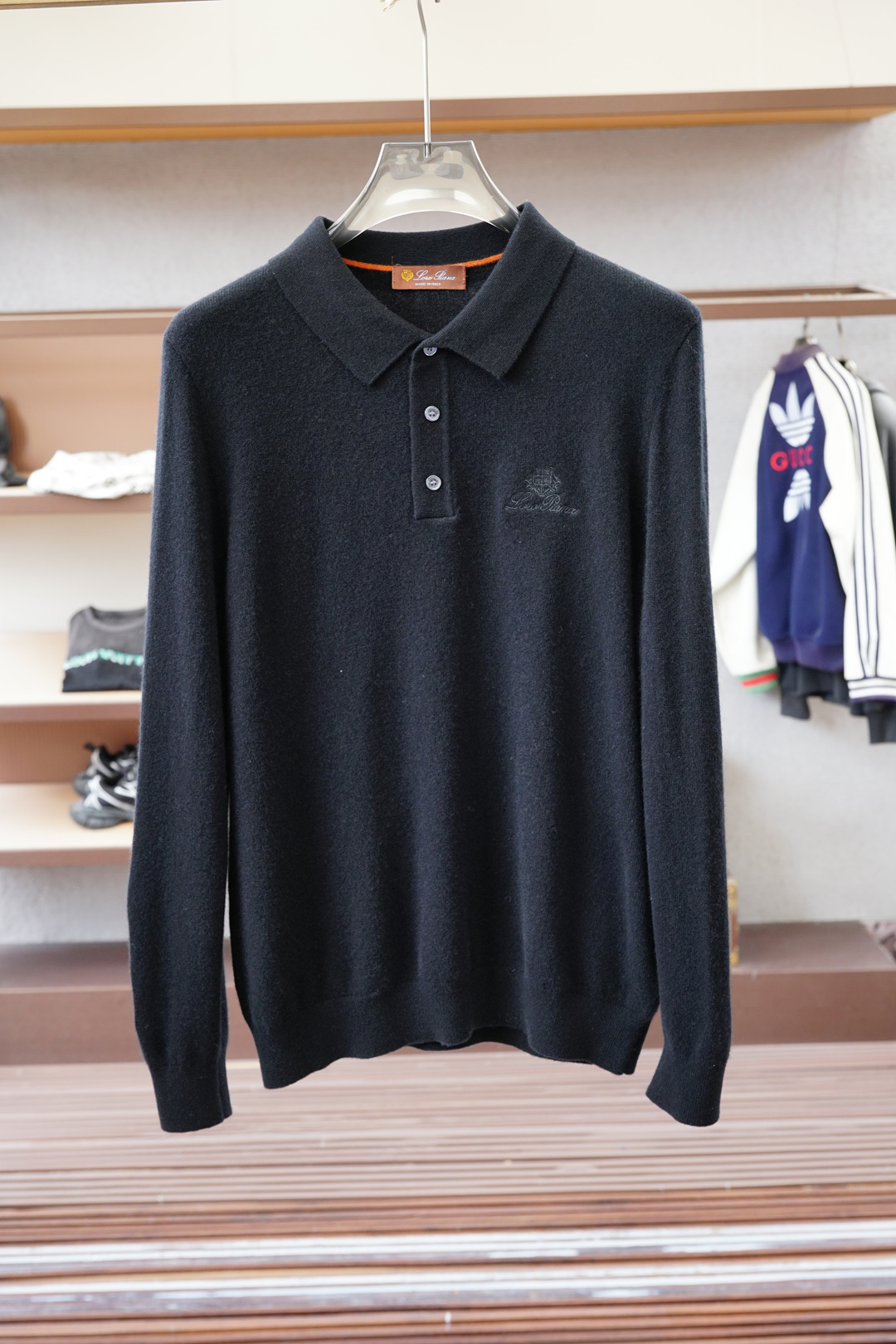 NO:550603,BBR Burberry, 2025 loose fit, pure 100-point pure wool/yarn weaving gives the fabric a soft texture, supplemented by HookWeave  The weaving technique of hook stitch structure (a 3D three-dimensional weaving method) presents a hollow three-dimensional feel, which also enhances the deformation stability and wearing comfort of the fabric in humid and cold environments. The addition of Assute natural reactive dyeing design makes the overall style show a natural retro flavor, and the decorative design of the classic embroidered seal on the sleeves gives the style a casual and fashionable feel.,,burberry,alexander wang19860909BBR 巴宝莉,2025宽松版型 纯100分纯羊毛/纱线织造赋予织物柔软质感,辅以HookWeave 勾针结构的织造手法（一种3D立体织法）呈现出中空立体手感,也增强织物在潮湿与寒冷环境下的形变稳定性和穿着舒适性,加入阿苏特天然活性染色设计使其整体款式呈现自然复古味道,袖子经典刺绣章仔的装饰设计让其款式呈现出休闲时尚感.,,burberry,alexander wang,Men's clothing