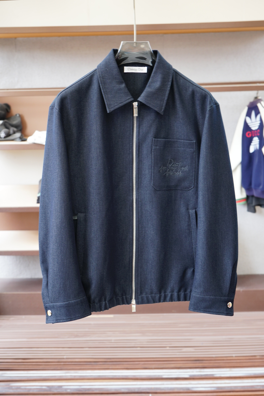 NO:539004,Dior/2025 family men's fashion style business casual wool stand collar jacket/trading company channel goods, pure blood quality, palace-level tasting products! Early autumn show series, a classic ace-level single item! ! A high-end wool suit, a must-have wardrobe style for handsome men. The dignity and aura that high-end suits can bring to men is never comparable to other clothing, and the suit suit is the highest level of outfits and is also the only way for exquisite men! The key is to supply the top Italian luxury worsted wool fabrics, selected Australia's top high-quality merino wool ready-to-wear, exclusively supplied by Akiel Ranch, the fabric is high-density and fine, with a fiber coefficient of up to Super 160's (15 microns in diameter). It is the pinnacle of high-end luxury fabrics. The fabric adopts dark pattern weaving, making the original classic things more connotated. High-density number fibers make the texture and comfort of the fabric reach the pinnacle. The texture is very delicate, and has good iron-free and anti-wrinkle function, and has excellent ductility! The craftsmanship level inherits the rigor and exquisiteness of the Italians. The hand-made keyholes are clearly hand-sewn by the workshop's top tailor master. The arch is neat and fine, and it is very ingenious. The finished product of a suit generally needs to go through more than 400 rigorous processes, which is quite shocking! The details are exquisite and sophisticated. The selected top-grade yak horn buckles have natural texture structure. The brand letters engraved on them are very beautiful. Each buckle is unique and quite ingenious! The classic and versatile color scheme can easily dominate many occasions, both solemn and harmonious, and the outfit shows calmness, confidence and a sense of high-end aura. The first choice for urban elite men! The tailoring is invincible, the classic Italian modern business slim tailoring is in place, and the shoulders and waistline are handled perfectly. The upper body is full of style, capable and elegant, with a perfect sense of lines, which easily highlights temperament. It is an excellent styling tool in the dressing season! Size 48-56 blue black, dior, dior, jackets & coats, business suit, alexander wang19860909Dior迪奥/2025家族男士时装款商务休闲羊毛立领外套/贸易公司渠道货,纯血统品质,殿堂级品鉴产物！早秋秀场系列,经典王牌级别一款单品！！ 一款高级羊毛套西,型男永远的必备衣橱款,高档的套西能够给男人带去的尊严与气场是别的服饰永远都无法匹敌的,而西装套更是行头的最高等级,也是精致男人的必经之路！ 重点客供意大利顶级奢华精纺羊毛面料,甄选澳洲顶级上乘美丽诺羊毛成衣制作,阿基尔牧场独家供应,面料高密度且精细,纤维系数高达 Super 160's（羊毛直径15微米）,属于高级奢华面料中的巅峰之作,面料采用暗纹格型织法,让原本经典的东西变得更有内涵,高密度支数纤维,让面料的质感与舒适感达到登峰造极,质地挺刮细腻,并具备良好的免烫抗皱功能,延展性非常优越！ 工艺水准传承了意大利人的严谨与精致,显著完美的手工锁眼,包边走线均由工坊顶级裁缝大师纯手工缝制,拱针对条工整精细,非常匠心,一套西服成品大体需经过严谨的400多道工序,相当震撼！细节精致考究,甄选的顶级牦牛角扣,有着天然纹理构造,上面镌刻的品牌字母极富美感,且每粒扣都是独一无二的存在,颇具匠心！ 经典百搭的配色,可以轻松主导很多场合,亦庄亦谐,穿搭尽显从容自信和高级气场感,都市精英男士的首选！ 剪裁无敌,经典的意式现代商务修身剪裁,每一寸都拿捏到位,肩部与腰线处理相当完美,上身型款十足,干练而优雅,线条感完美,极易凸显出气质,属于穿搭季绝佳的造型利器！尺码48-56蓝色黑色,,dior,dior,jackets & coats,business suit,alexander wang,Men's clothing