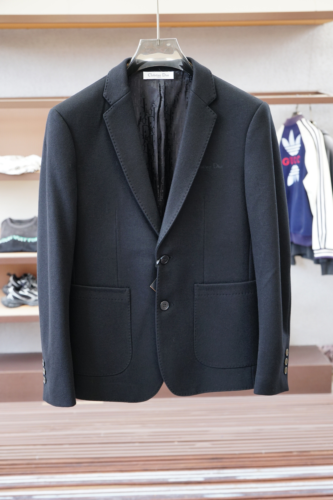 NO:538992,Dior - family men's fashion business and casual wool suits, trading company channel goods, pure blood quality, palace-level tasting products! Early autumn show series, a classic ace-level single item! ! A high-end wool suit, a must-have wardrobe style for handsome men. The dignity and aura that high-end suits can bring to men is never comparable to other clothing, and the suit suit is the highest level of outfits and is also the only way for exquisite men! The key is to supply the top Italian luxury worsted wool fabrics, selected Australia's top high-quality merino wool ready-to-wear, exclusively supplied by Akiel Ranch, the fabric is high-density and fine, with a fiber coefficient of up to Super 160's (15 microns in diameter). It is the pinnacle of high-end luxury fabrics. The fabric adopts dark pattern weaving, making the original classic things more connotated. High-density number fibers make the texture and comfort of the fabric reach the pinnacle. The texture is very delicate, and has good iron-free and anti-wrinkle function, and has excellent ductility! The craftsmanship level inherits the rigor and exquisiteness of the Italians. The hand-made keyholes are clearly hand-sewn by the workshop's top tailor master. The arch is neat and fine, and it is very ingenious. The finished product of a suit generally needs to go through more than 400 rigorous processes, which is quite shocking! The details are exquisite and sophisticated. The selected top-grade yak horn buckles have natural texture structure. The brand letters engraved on them are very beautiful. Each buckle is unique and quite ingenious! The classic and versatile color scheme can easily dominate many occasions, both solemn and harmonious, and the outfit shows calmness, confidence and a sense of high-end aura. The first choice for urban elite men! The tailoring is invincible, the classic Italian modern business slim tailoring is in place, and the shoulders and waistline are handled perfectly. The upper body is full of style, capable and elegant, with a perfect sense of lines, which easily highlights temperament. It is an excellent styling tool in the dressing season! Size 48-56,dior,dior,business suit,alexander wang19860909Dior迪奥-家族男士时装款商务休闲羊毛西服,贸易公司渠道货,纯血统品质,殿堂级品鉴产物！早秋秀场系列,经典王牌级别一款单品！！ 一款高级羊毛套西,型男永远的必备衣橱款,高档的套西能够给男人带去的尊严与气场是别的服饰永远都无法匹敌的,而西装套更是行头的最高等级,也是精致男人的必经之路！ 重点客供意大利顶级奢华精纺羊毛面料,甄选澳洲顶级上乘美丽诺羊毛成衣制作,阿基尔牧场独家供应,面料高密度且精细,纤维系数高达 Super 160's（羊毛直径15微米）,属于高级奢华面料中的巅峰之作,面料采用暗纹格型织法,让原本经典的东西变得更有内涵,高密度支数纤维,让面料的质感与舒适感达到登峰造极,质地挺刮细腻,并具备良好的免烫抗皱功能,延展性非常优越！ 工艺水准传承了意大利人的严谨与精致,显著完美的手工锁眼,包边走线均由工坊顶级裁缝大师纯手工缝制,拱针对条工整精细,非常匠心,一套西服成品大体需经过严谨的400多道工序,相当震撼！细节精致考究,甄选的顶级牦牛角扣,有着天然纹理构造,上面镌刻的品牌字母极富美感,且每粒扣都是独一无二的存在,颇具匠心！ 经典百搭的配色,可以轻松主导很多场合,亦庄亦谐,穿搭尽显从容自信和高级气场感,都市精英男士的首选！ 剪裁无敌,经典的意式现代商务修身剪裁,每一寸都拿捏到位,肩部与腰线处理相当完美,上身型款十足,干练而优雅,线条感完美,极易凸显出气质,属于穿搭季绝佳的造型利器！尺码48-56,,dior,dior,business suit,alexander wang,Men's clothing