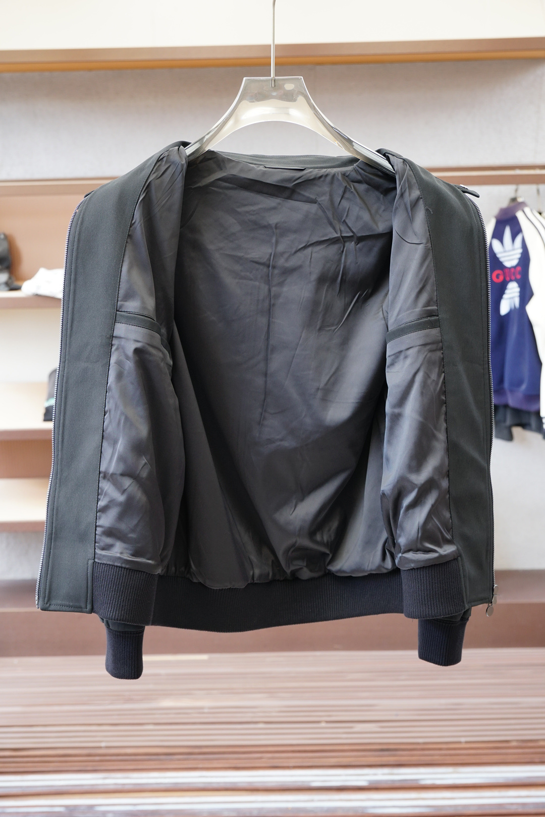 Kiton-2025秋季双层外套!今年的专柜新品,男士超软面料帅酷爆款 外套。时尚都市百搭款,今年必定超