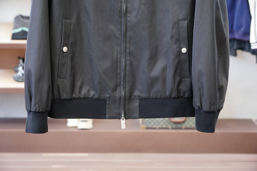 BBR 巴宝莉-2025秋季夹克外套！今年的专柜新品，男士超软聚酯纤维面料帅酷爆款 外套。时尚都市百搭款