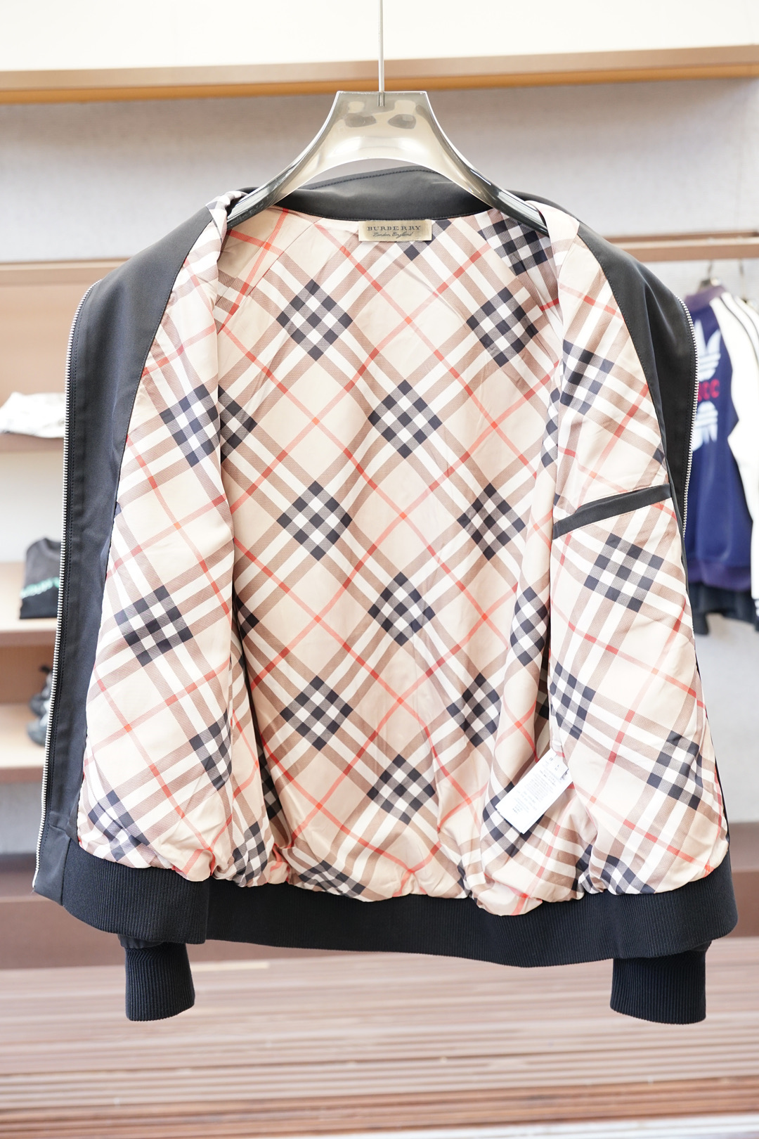 BBR 巴宝莉-2025秋季夹克外套！今年的专柜新品，男士超软聚酯纤维面料帅酷爆款 外套。时尚都市百搭款