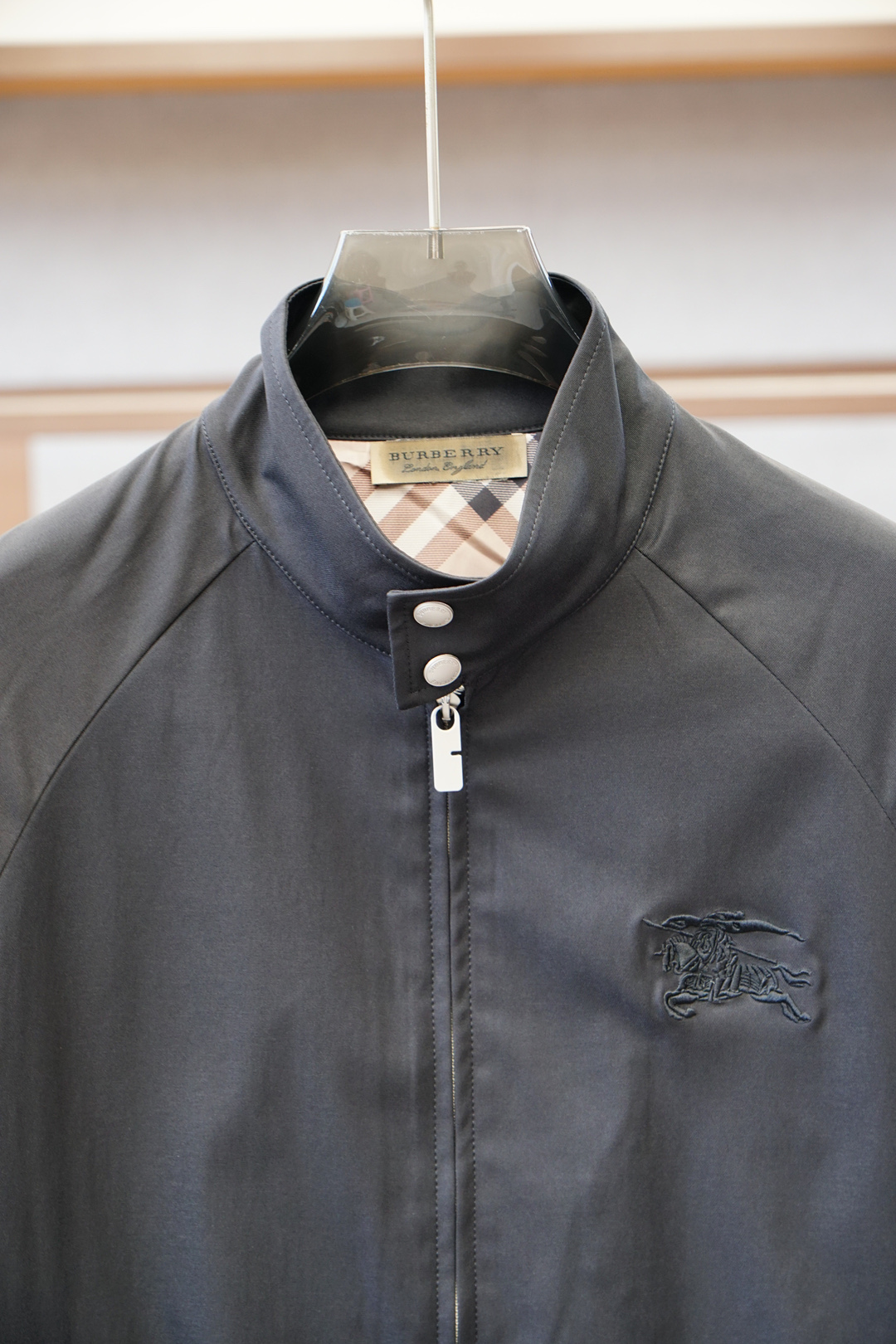 BBR 巴宝莉-2025秋季夹克外套！今年的专柜新品，男士超软聚酯纤维面料帅酷爆款 外套。时尚都市百搭款