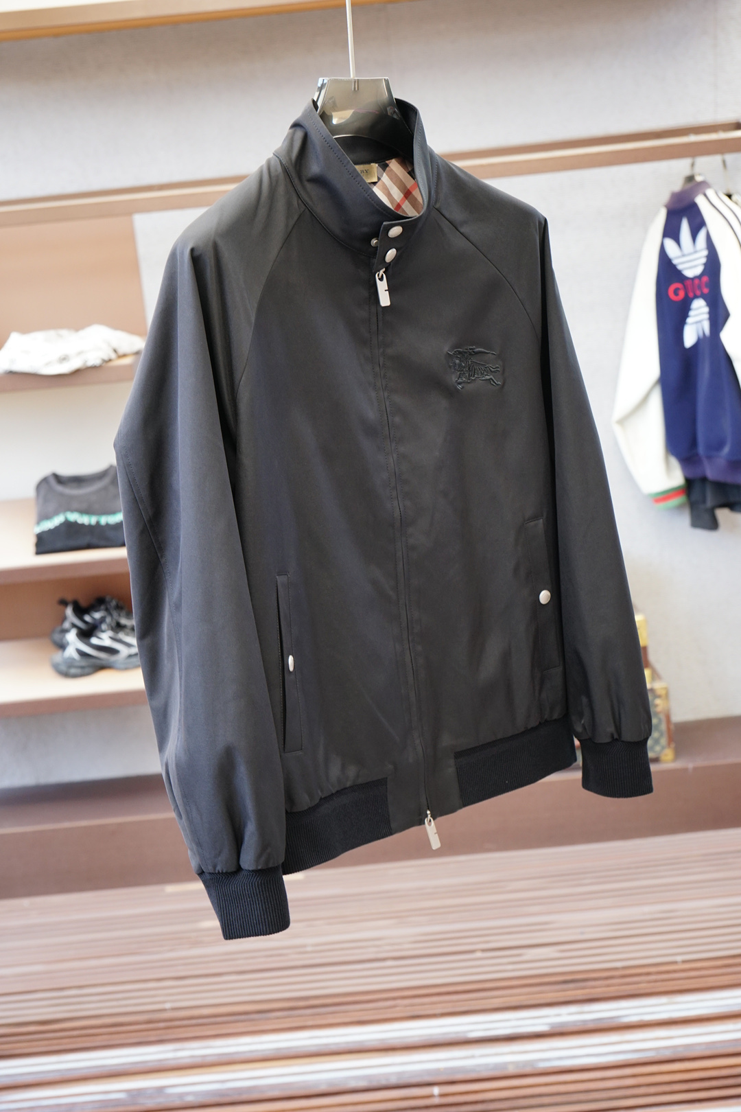 BBR 巴宝莉-2025秋季夹克外套！今年的专柜新品，男士超软聚酯纤维面料帅酷爆款 外套。时尚都市百搭款