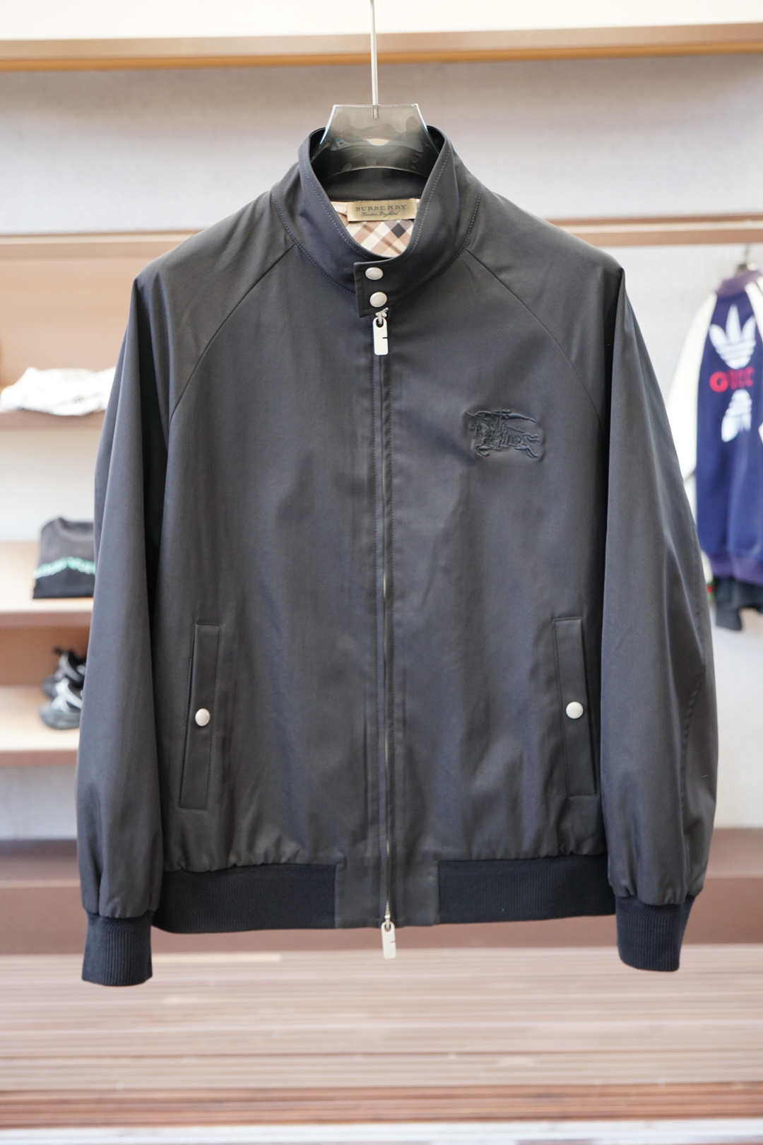 NO:539006,BBR Burberry-2025 autumn jacket jacket!  This year's new counter products, men's ultra-soft polyester fiber fabric, cool jacket, fashionable and urban versatile style, the special fabrics are all ultra-thin polyester fiber fabric imported from the UK, with a light luster, unique texture, soft and smooth feel, which is not a product that ordinary fabrics can compare with. The regular hooded design and the hem's iconic logo modification!  Very charming design, with no lining inner seam edging technology, very detailed, it is very difficult to make such a thin fabric, and it is a very technical one, and the details determine the high-end. The minimalist design elements of the season, a must-have item for trendy men, a perfect slim fit style, highly recommended!  Size M-3XL, Burberry, Jackets & coats, Jackets & coats, Hats, Alexander wang19860909BBR 巴宝莉-2025秋季夹克外套！今年的专柜新品,男士超软聚酯纤维面料帅酷爆款 外套.时尚都市百搭款,特供面料都是英国进口的超薄聚酯纤维纤维面料,淡淡光泽,质感独特,手感柔嫩顺滑,不是一般面料所能对比的产品.常规的连帽设计,下摆标志性logo修饰！非常极具魅力的设计,无里布内缝包边工艺,细节非常到位,这么薄的面料做出来非常有难度,要非常讲究技术的一款,细节决定高端.极简当季的设计元素,潮男必备单品,完美修身版型,强烈推荐！尺码M-3XL,,burberry,jackets & coats,jackets & coats,hats,alexander wang,Men's clothing