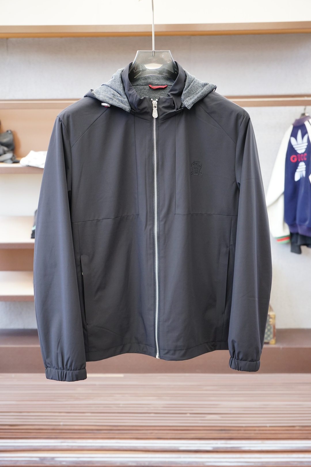 NO:539011,BC-2025 men's autumn and winter new fashion casual stand collar hooded - a jacket full of high-end feel, with a branded open mold custom hardware zipper head, two-way zipper closure, side zipper pocket, elastic cuff design, outer layer and inner layer are made of nylon fabric, full quality; black M~XXXL,, jackets & coats,hats,alexander wang19860909BC-2025男士秋冬新款时尚休闲立领连帽-高级感满满的一款外套,胸前刺绣/设有品牌开模定制五金拉链头、双向拉链开合、侧边拉链口袋、弹性袖口设计,外层和内里选用尼龙面料打造,全品相；黑色 M～XXXL,,jackets & coats,hats,alexander wang,Men's clothing