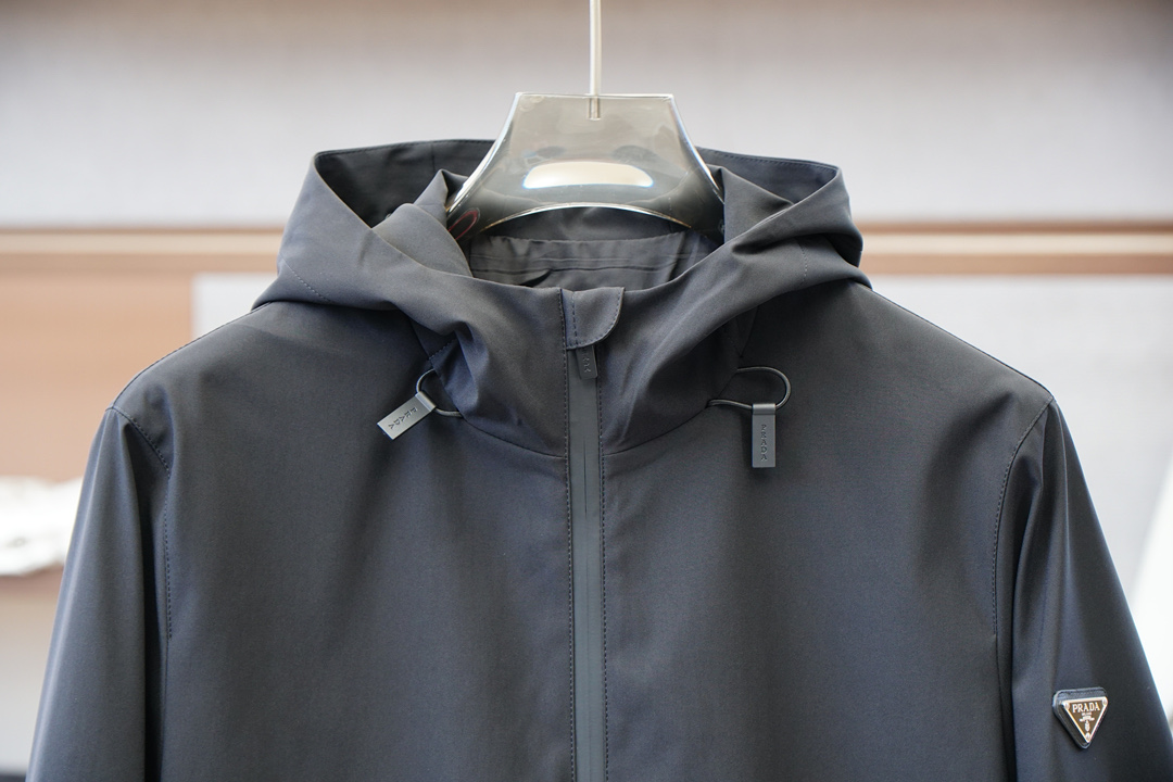 普拉达- Prada/2025男士秋冬新款时尚休闲立领连帽-高级感满满的一款外套，手臂三角标/设有品牌开