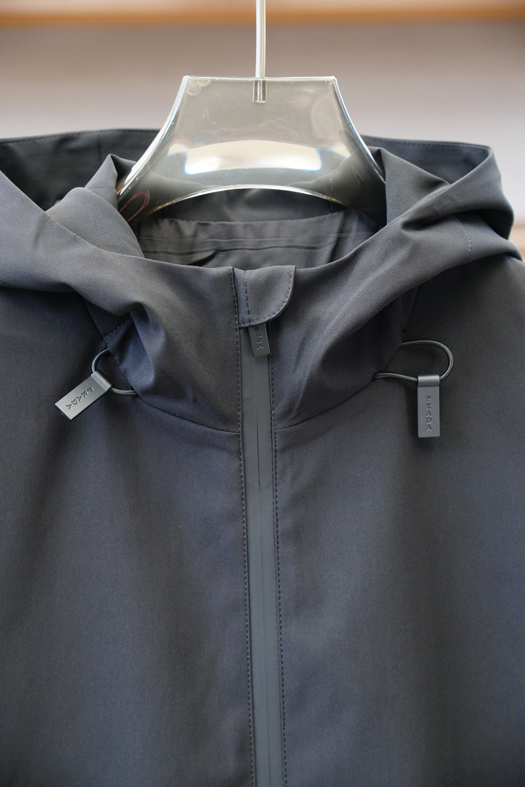 普拉达- Prada/2025男士秋冬新款时尚休闲立领连帽-高级感满满的一款外套，手臂三角标/设有品牌开