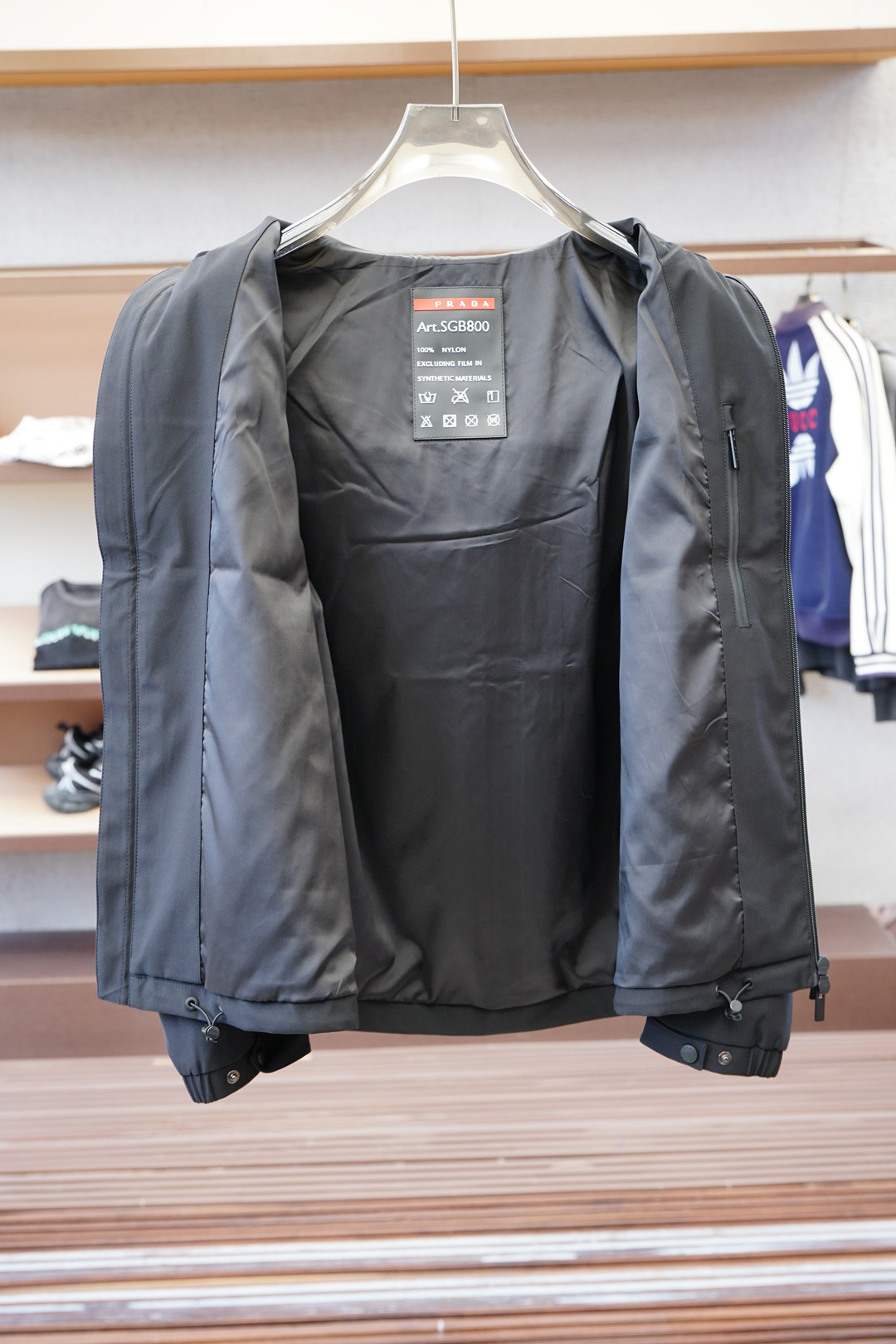 普拉达- Prada/2025男士秋冬新款时尚休闲立领连帽-高级感满满的一款外套，手臂三角标/设有品牌开