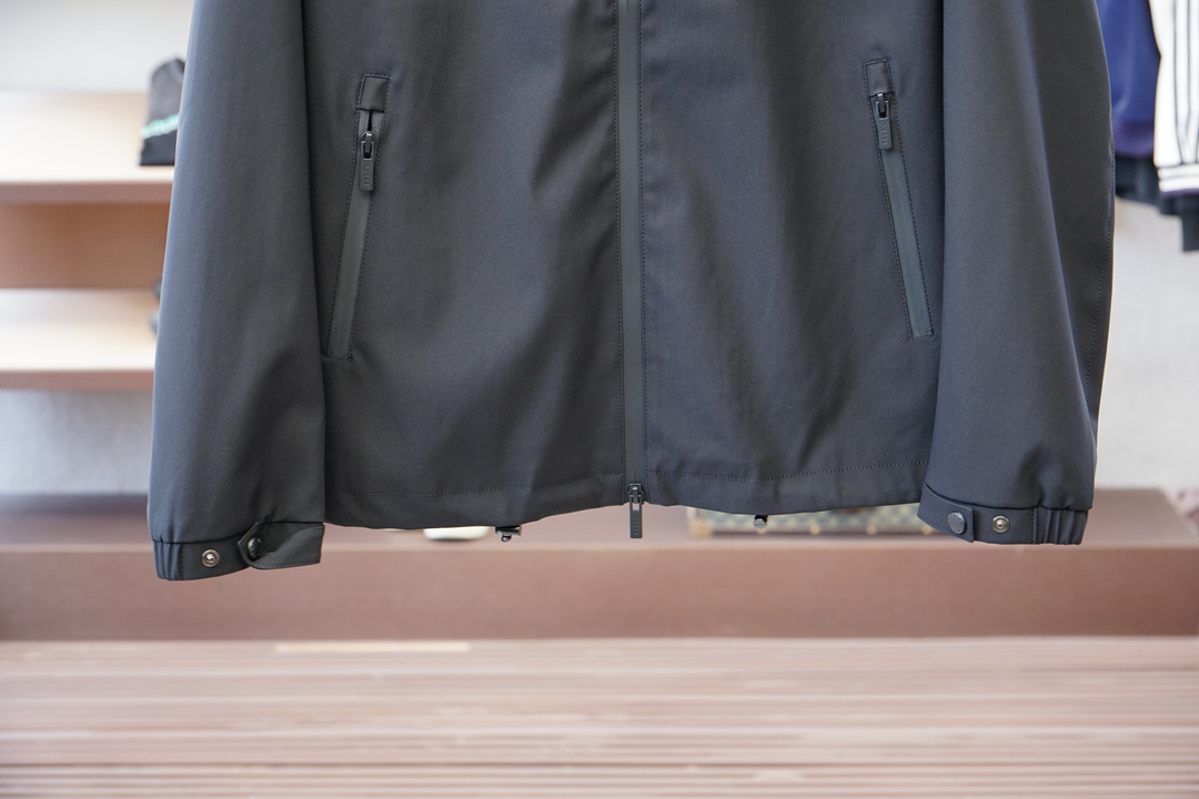 普拉达- Prada/2025男士秋冬新款时尚休闲立领连帽-高级感满满的一款外套，手臂三角标/设有品牌开