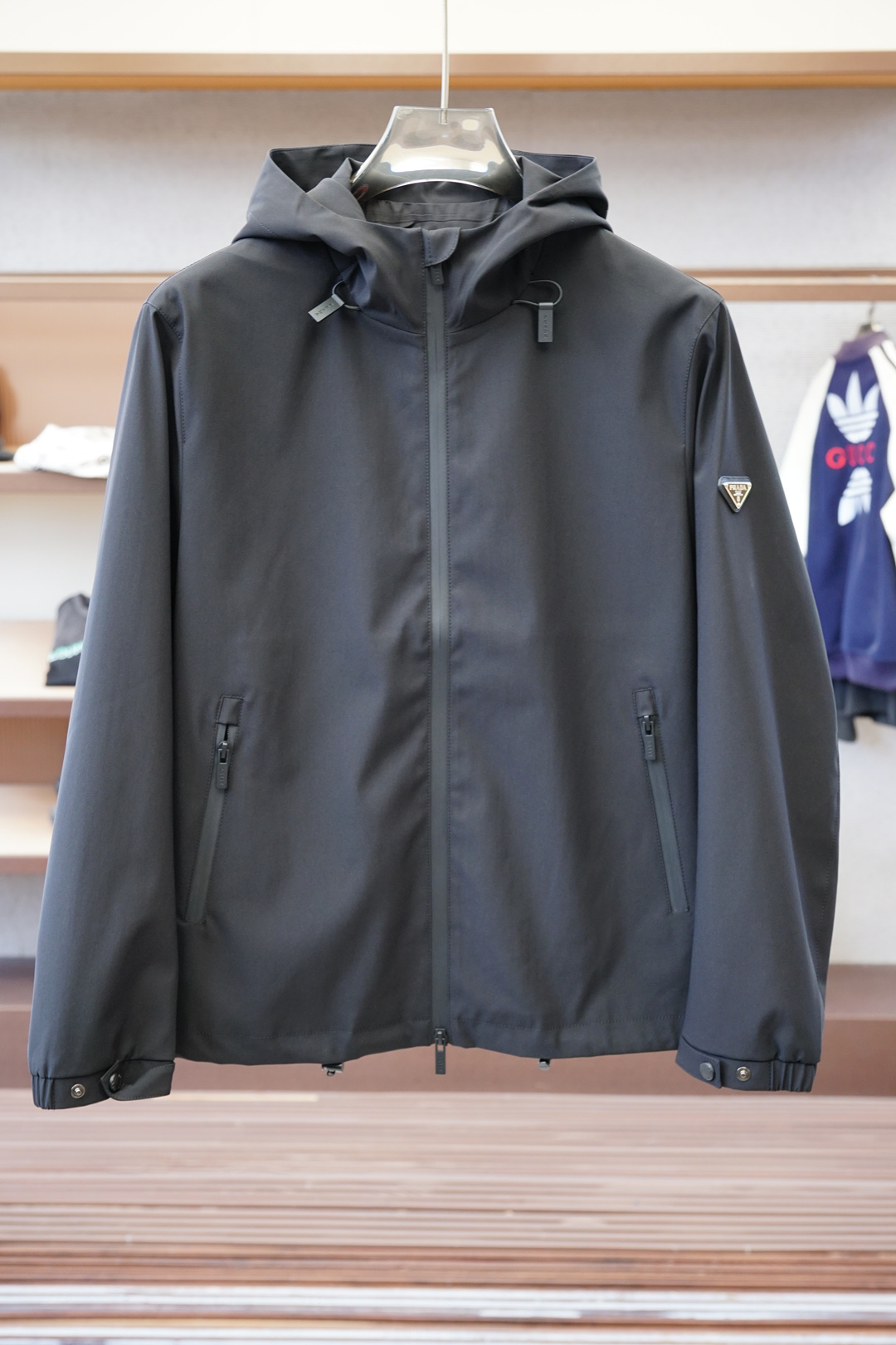 NO:539008,Prada - Prada/2025 men's autumn and winter new fashion casual stand collar hooded - a jacket full of high-end sense, arm triangle logo/with branded open mold custom hardware zipper head, two-way zipper closure, side zipper pocket, elastic cuff design, outer layer and inner layer are made of nylon fabric, full quality; black M~XXXL,,prada,prada,jackets & coats,hats,alexander wang19860909普拉达- Prada/2025男士秋冬新款时尚休闲立领连帽-高级感满满的一款外套,手臂三角标/设有品牌开模定制五金拉链头、双向拉链开合、侧边拉链口袋、弹性袖口设计,外层和内里选用尼龙面料打造,全品相；黑色 M～XXXL,,prada,prada,jackets & coats,hats,alexander wang,Men's clothing