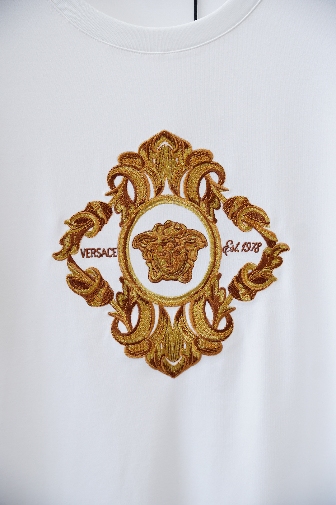 范思哲Versace-👾25秋冬新品印花小章棉质长袖T恤衫，演绎早秋风格品牌标识，一款内搭或外穿皆合适的