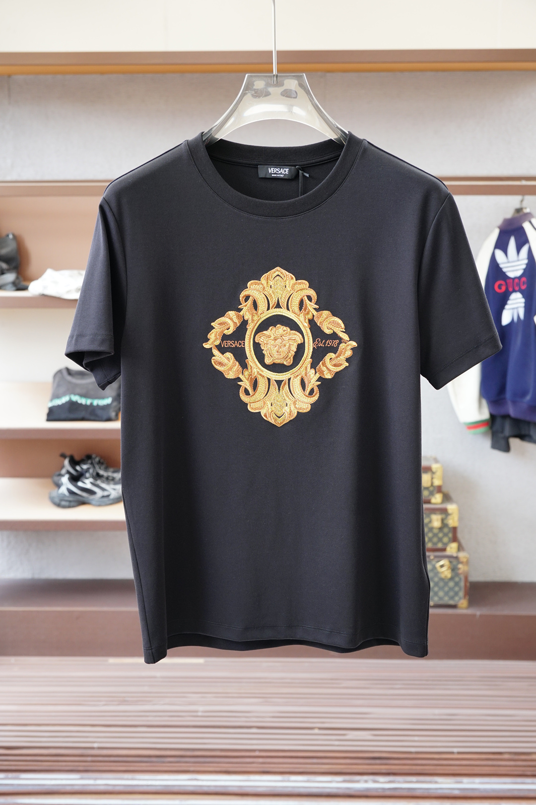 范思哲Versace-👾25秋冬新品印花小章棉质长袖T恤衫，演绎早秋风格品牌标识，一款内搭或外穿皆合适的