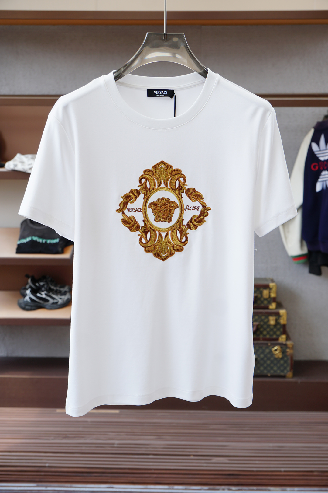 范思哲Versace-👾25秋冬新品印花小章棉质长袖T恤衫，演绎早秋风格品牌标识，一款内搭或外穿皆合适的