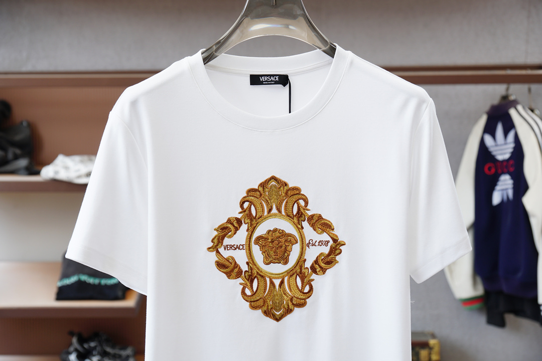 范思哲Versace-👾25秋冬新品印花小章棉质长袖T恤衫，演绎早秋风格品牌标识，一款内搭或外穿皆合适的