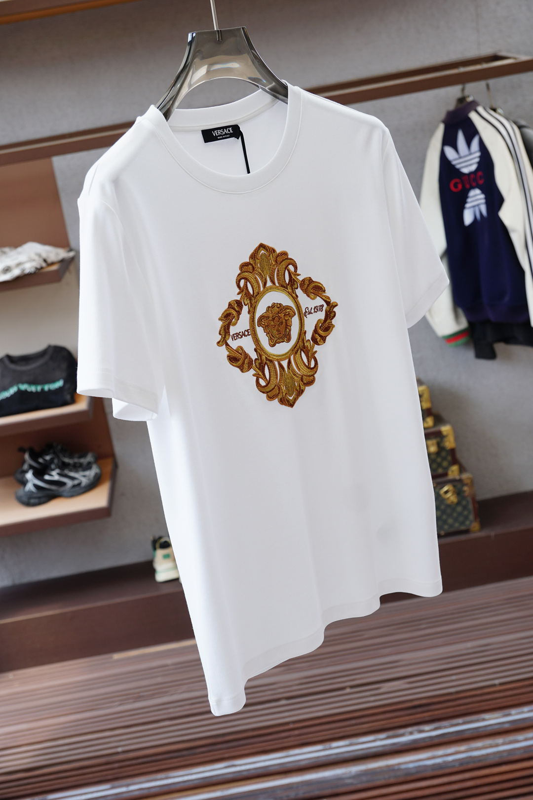 范思哲Versace-👾25秋冬新品印花小章棉质长袖T恤衫，演绎早秋风格品牌标识，一款内搭或外穿皆合适的