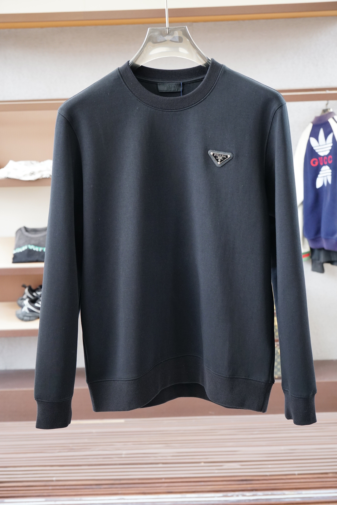 2025秋冬系列上👾Prada 普拉达-套头圆领卫衣 纯色LOGO搭配刺绣🪡大标 高端大气经典系列，经典