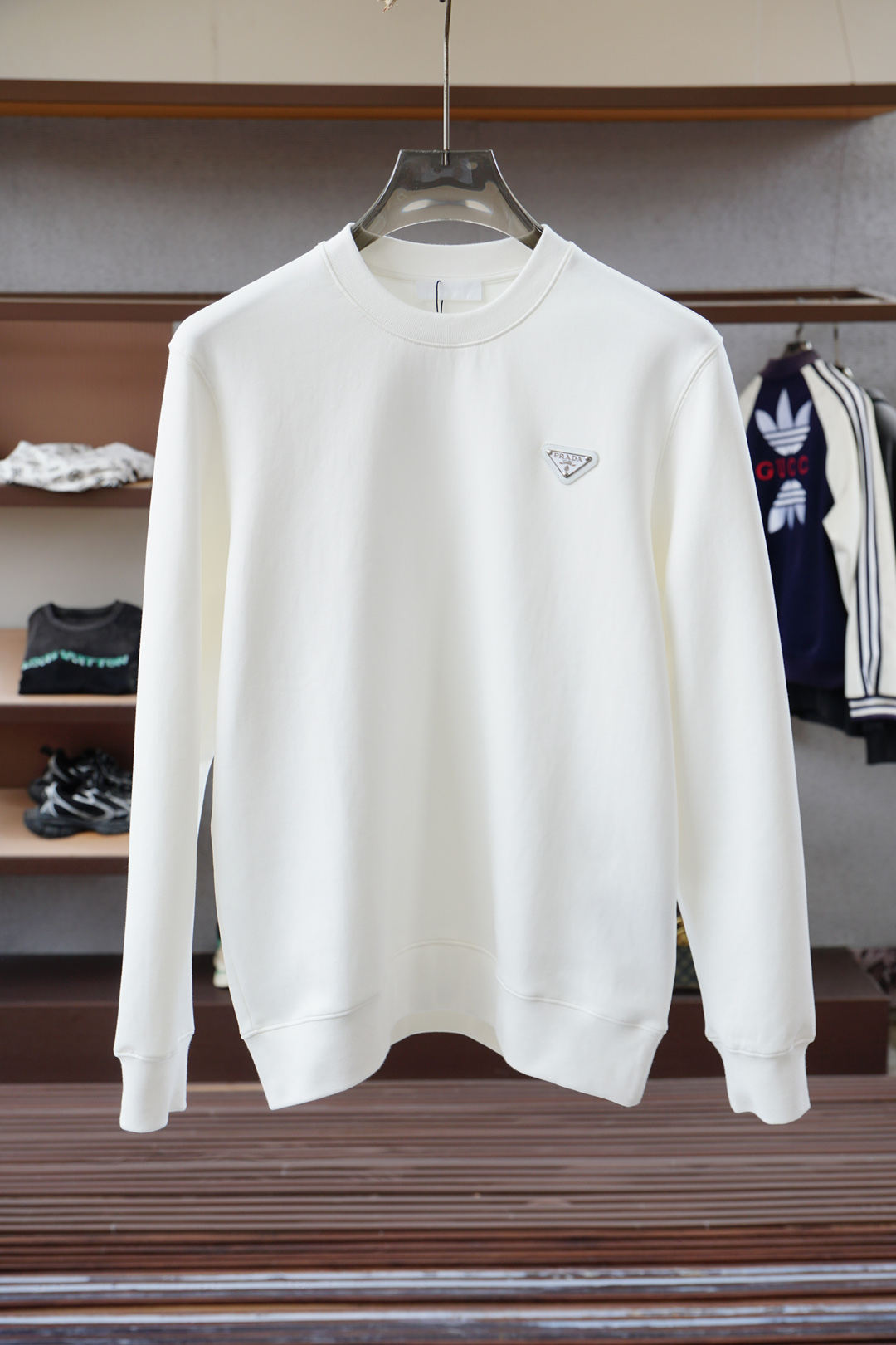 2025秋冬系列上👾Prada 普拉达-套头圆领卫衣 纯色LOGO搭配刺绣🪡大标 高端大气经典系列，经典