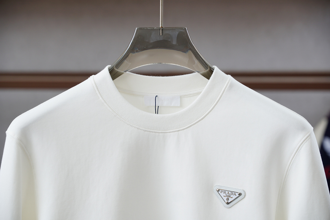 2025秋冬系列上👾Prada 普拉达-套头圆领卫衣 纯色LOGO搭配刺绣🪡大标 高端大气经典系列，经典