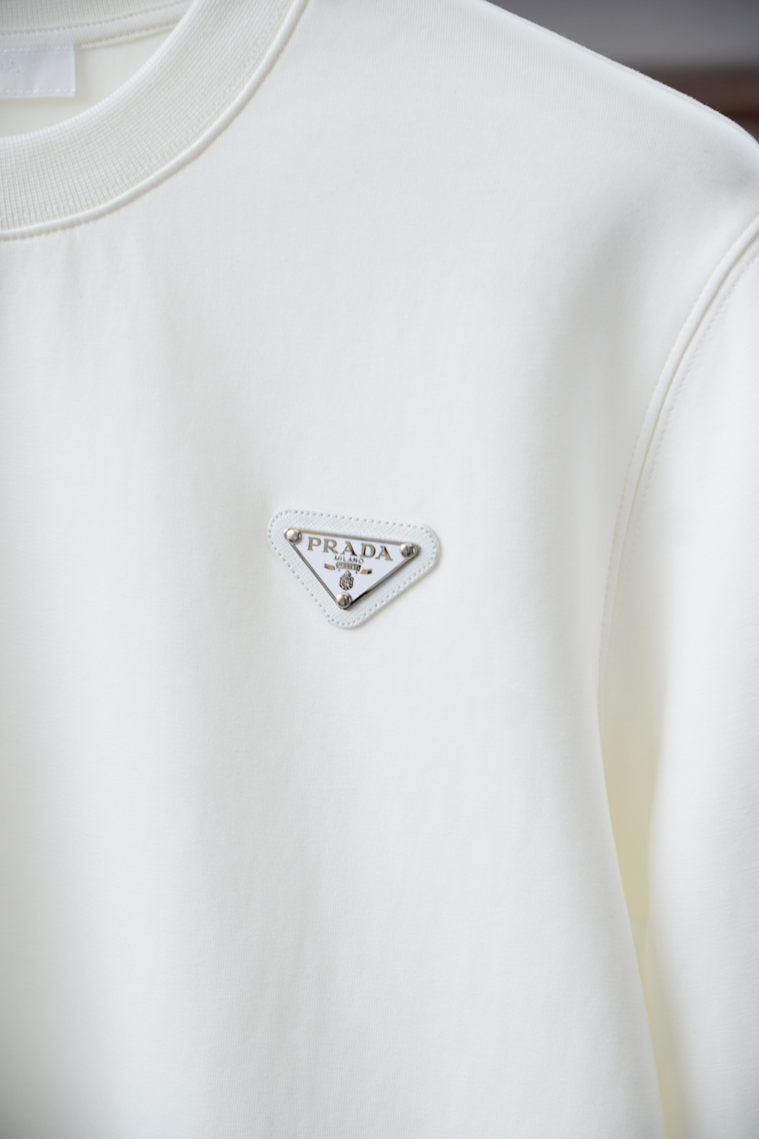 2025秋冬系列上👾Prada 普拉达-套头圆领卫衣 纯色LOGO搭配刺绣🪡大标 高端大气经典系列，经典