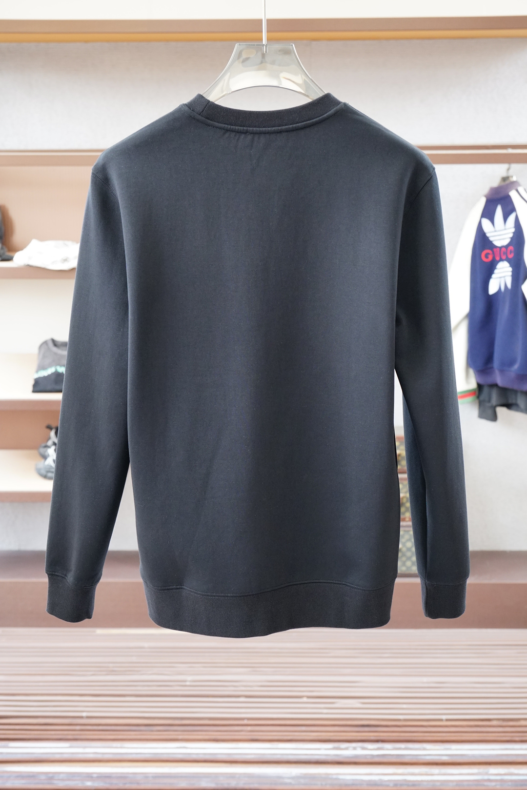 2025秋冬系列上👾Prada 普拉达-套头圆领卫衣 纯色LOGO搭配刺绣🪡大标 高端大气经典系列，经典