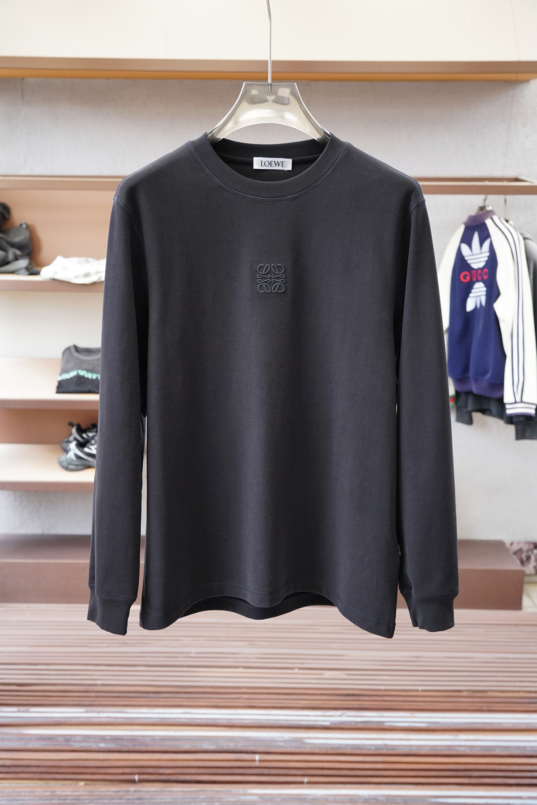 NO:540097,Loewe- 2025 Fabric: Fleece double yarn fabric. The surface of the fabric is fur-like and wool-like, comfortable to wear, soft and gentle as clouds, with unique texture and stable structure. The collar adopts a pull-collar structure, which is cleverly embellished with the texture patch embroidery of the front and back, with rich layers and full of design. Color: Black White Gray M-5XL, Size M-5XL, Size, Length-sleeved,,loewe,loewe,alexander wang19860909罗意威- Loewe- 2025 秋冬款 面料: 绒感双纱面料.面料表面食毛做磨毛工艺肌理平整,穿着亲肤舒适,布面触感软糯如云朵般温柔包裹,质感独特且结构稳定.衣领采用拉领结构,配合前后幅纹理贴布刺绣的巧妙点缀,层次丰富且充满设计感. 颜色: 黑色 白色 灰色 码数M-5XL 版型微阔长袖T,,loewe,loewe,alexander wang,Men's clothing