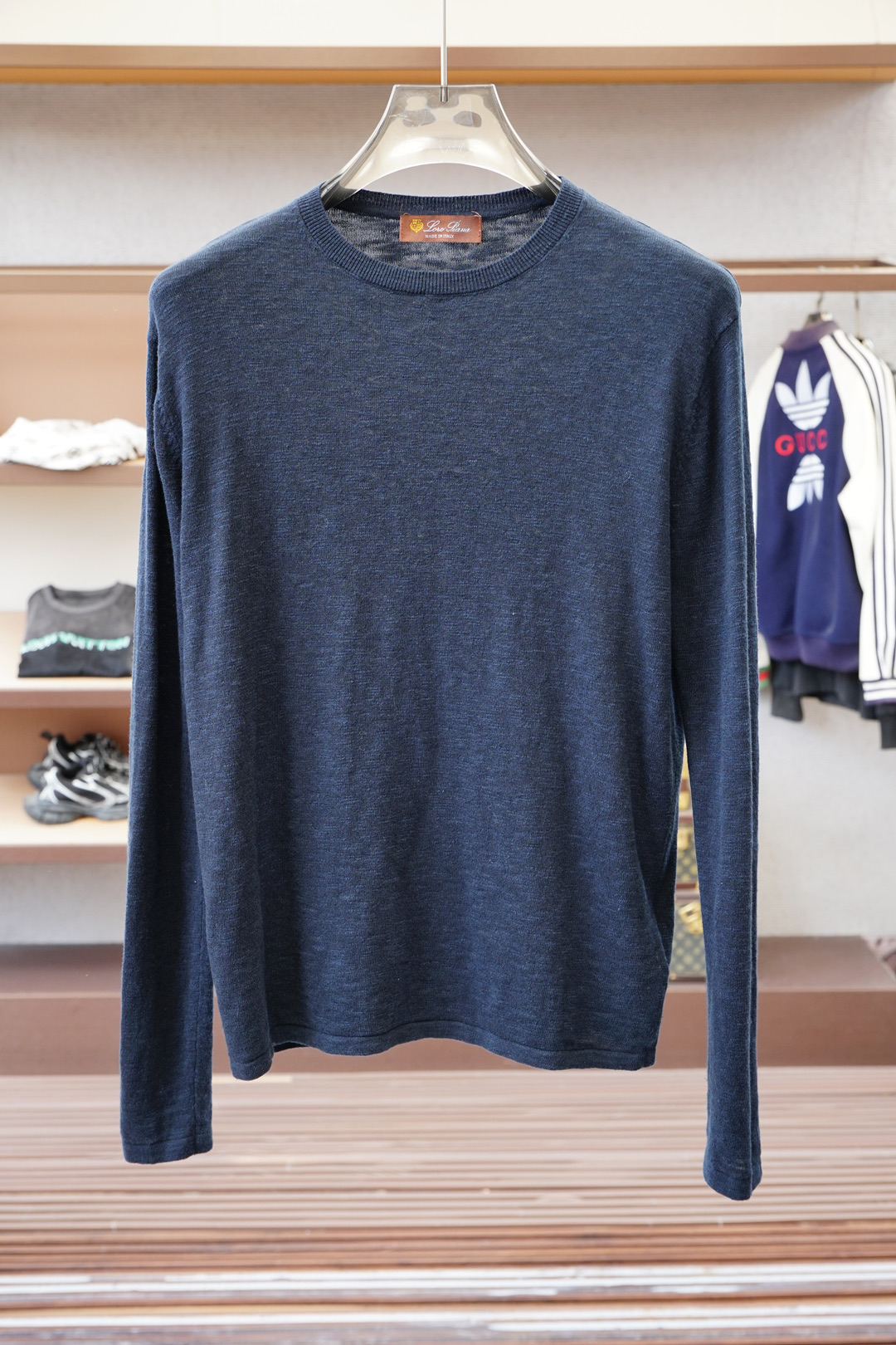 NO:540103,L Early autumn 1: Color beige, caramel, navy blue 2: Size M-3XL 3: Size long sleeve round neck slightly wide 4: Natural blended fabric: 25 linen, 75 cotton, light and breathable, with natural wrinkles (fabric description: 25 linen, good breathability, natural texture, suitable for early autumn wear. 75 cotton, soft skin-friendly, good moisture absorption, balance the hardness of linen.) Wash cold water or warm water below 30 degrees. The soaking time does not exceed 15 minutes. It can dry naturally to avoid exposure to the sun. 5: Craft neckline and cuffs are neatly slim to improve wear resistance, the slightly wrinkled texture of linen blend is lazy and not sloppy, comfortable to stick to the skin, say goodbye to friction discomfort. Paired with wide-leg pants or straight skirts, refreshing and high-end inner shirt or sunscreen shirt, easily create a Japanese feel  , with straw woven bags and sandals, instantly becoming lazy and literary., loro piana, sandals, espadrilles, skirts, shirts, alexander wang19860909L 早秋 1:颜色米色 、焦糖色、藏青色 2:尺码M-3XL 3:版型长袖圆领微阔 4:天然混纺面料:25亚麻、75棉,轻盈透气,自带自然褶皱(面料说明: 25亚麻,透气性佳,天然纹理感,适合初秋穿着.75棉,亲肤柔软,吸湿性好,平衡亚麻的硬挺感.)洗涤冷水或30度以下的温水轻柔洗涤.浸泡时间不超过15分钟.自然晾干,避免暴晒. 5:工艺领口、袖口工整收边,提升耐穿度 ,亚麻混纺的微皱质感,慵懒不邋遢,舒适贴肤,告别摩擦不适.搭配阔腿裤或直筒裙,清爽高级内搭衬衫或外罩防晒衫,轻松打造日系感 ,配草编包和凉鞋,秒变慵懒文艺范.,,loro piana,sandals,espadrilles,skirts,shirts,alexander wang,Men's clothing