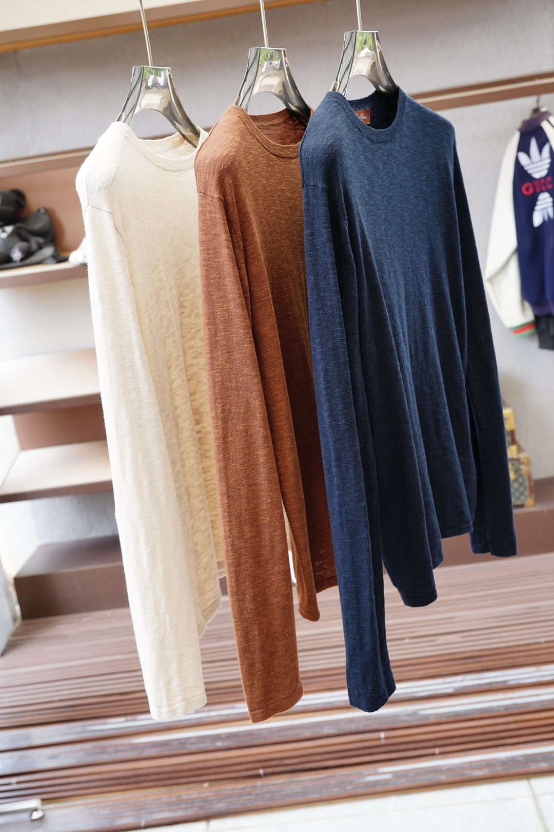 NO:540100,LP-2025 Early Autumn 1: Color beige, caramel, navy blue 2: Size M-3XL 3: Size long-sleeved round neck slightly wide 4: Natural blended fabric: 25 linen, 75 cotton, light and breathable, with natural wrinkles (fabric description: 25 linen, good breathability, natural texture, suitable for early autumn wear. 75 cotton, soft skin-friendly, good moisture absorption, balance the hardness of linen.) Wash cold water or warm water below 30 degrees. The soaking time does not exceed 15 minutes. It can dry naturally to avoid exposure to the sun. 5: The craft neckline and cuffs are neatly slim and tucked to improve wearability, the slightly wrinkled texture of linen blend is lazy and not sloppy, comfortable to stick to the skin, say goodbye to friction discomfort. Paired with wide-leg pants or straight skirts, refreshing and high-end inner shirt or sunscreen shirt, easily create a Japanese feel  , with straw woven bags and sandals, instantly becoming lazy and literary., loro piana, sandals, espadrilles, skirts, shirts, alexander wang19860909LP-2025 早秋 1:颜色米色 、焦糖色、藏青色 2:尺码M-3XL 3:版型长袖圆领微阔 4:天然混纺面料:25亚麻、75棉,轻盈透气,自带自然褶皱(面料说明: 25亚麻,透气性佳,天然纹理感,适合初秋穿着.75棉,亲肤柔软,吸湿性好,平衡亚麻的硬挺感.)洗涤冷水或30度以下的温水轻柔洗涤.浸泡时间不超过15分钟.自然晾干,避免暴晒. 5:工艺领口、袖口工整收边,提升耐穿度 ,亚麻混纺的微皱质感,慵懒不邋遢,舒适贴肤,告别摩擦不适.搭配阔腿裤或直筒裙,清爽高级内搭衬衫或外罩防晒衫,轻松打造日系感 ,配草编包和凉鞋,秒变慵懒文艺范.,,loro piana,sandals,espadrilles,skirts,shirts,alexander wang,Men's clothing