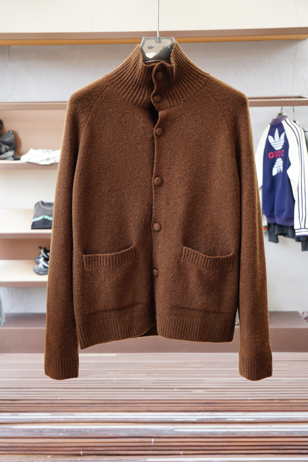 NO:540109,,Jenia-2025 Autumn and Winter 1: Color Khaki Black Caramel Color 2: Size M-3XL 3: Style Long Sleeve Sweater Cardigan 4: Fabric/Imported 100-point Pure Wool/Excellent Comprehensive Performance, Optimal and Drooping Fabric. As long as you can follow the correct care method of gently washing in cold water, avoiding drying and slimming and drying, it can provide you with a beautiful and comfortable wearing experience for a long time., zegna,alexander wang19860909,杰尼亚-2025 秋冬 1:颜色卡其色 黑色 焦糖色 2:尺码M-3XL 3:版型长袖针织衫开衫 4:面料/进口100分纯羊毛/综合性能优秀、以舒适度和垂感为核心的优势面料.只要您能遵循正确的冷水轻柔洗涤、避免甩干拧绞和平铺阴干的护理方法,它就能长久地为您提供美观与舒适的穿着体验.,,zegna,alexander wang,Men's clothing