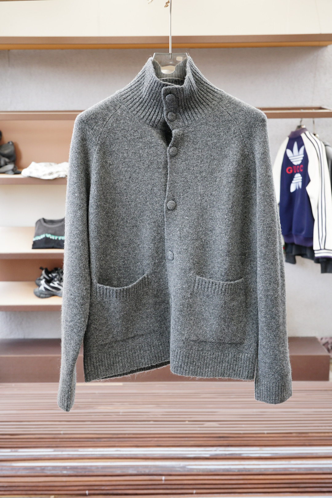 NO:540106,,Jenia-2025 Autumn and Winter 1: Color Khaki Black Orange Gray, 2: Size M-3XL 3: Style Long Sleeve Knitted Cardigan 4: Fabric/Imported 100-point pure wool/Excellent comprehensive performance, with the advantage of comfort and drooping as the core. As long as you can follow the correct care method of gently washing in cold water, avoiding twisting and flat-drying, it can provide you with a beautiful and comfortable wearing experience for a long time., zegna,alexander wang19860909,杰尼亚-2025 秋冬 1:颜色卡其色 黑色 橙色灰色, 2:尺码M-3XL 3:版型长袖针织衫开衫 4:面料/进口100分纯羊毛/综合性能优秀、以舒适度和垂感为核心的优势面料.只要您能遵循正确的冷水轻柔洗涤、避免甩干拧绞和平铺阴干的护理方法,它就能长久地为您提供美观与舒适的穿着体验.,,zegna,alexander wang,Men's clothing