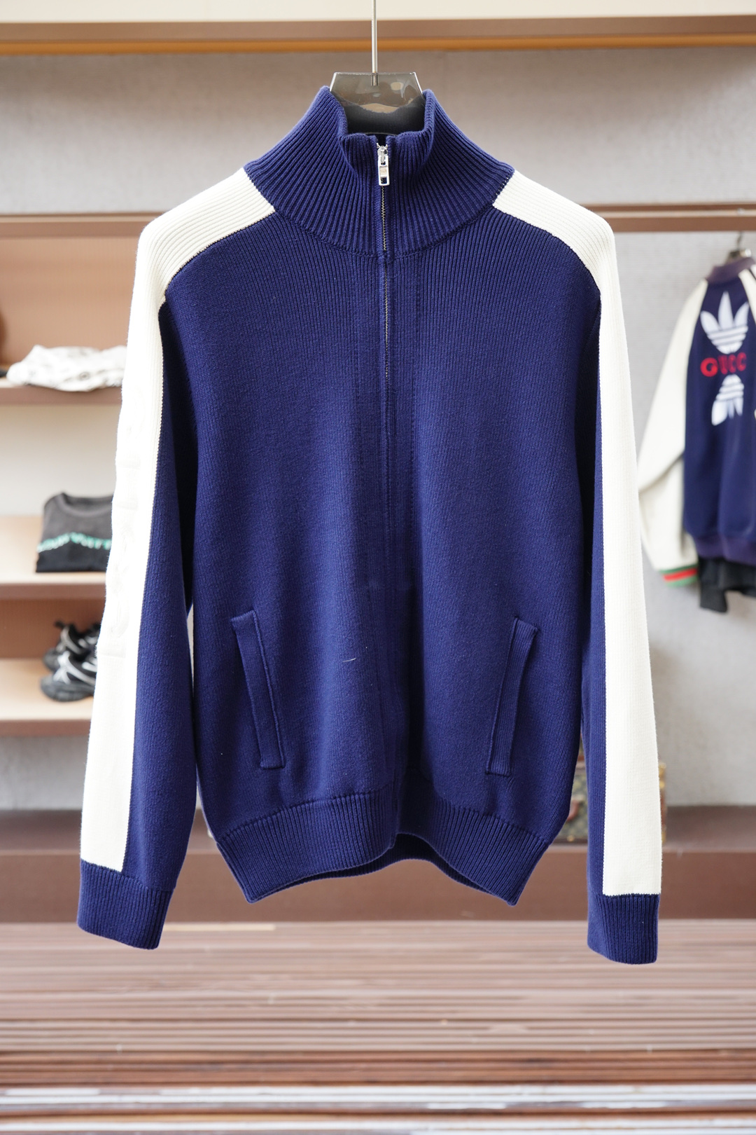 NO:540115,Gucci/2025, men's high-end stand collar/combed wool hooded thickened jacket Shanghai Trading Company channel goods, three high-end tasting limited series, treasure-grade products, exclusive sale!  It is the top luxury brand in Italy, focusing on wool products, low-key and luxurious design, focusing on fabrics and craftsmanship. This style of clothes adheres to the brand's concept of excellence, and combines high-end and beautiful appearance throughout the body. The two complement each other. The chest logo grabs the brand's LOGO pattern as inspiration, adds hand-embroidery design, and shows more luxurious performance, giving people a high-end temperament tone. The collar and cuffs contrast color strips are unique and unique, and it refreshes the traditional POLO visual aesthetic style. Easily control any important occasions and daily activities. The fabric material is the best choice for ultra-fine cotton wool, and the summer lightness of tentacles is warm and light]  The rare wool of facial yarn is selected. The fiber diameter is less than 19 microns. It is gentle and sticks to the skin like a cloud, and has excellent breathability. The bottom yarn is made of cotton thread as the inner layer, making it more comfortable to wear without tying the skin, and is not stuffy in hot summer. - The delicate touch is treated with special washing process. The wool surface has a natural micro-velvet texture, and the skin-friendly property is comparable to cashmere, but it has stronger wrinkle resistance and durability. - Environmentally friendly dyeing uses traditional Italian dyeing technology, with a full and soft color, excellent sun fastness, and a long-lasting experience. This model has three colors to choose from, suitable for wearing in various specific occasions. The color matching is light and versatile, and it is both business and casual. The upper body is elegant and has a strong sense of temperament, which is a dual experience of 'quality' and 'beauty'!  Excellent choice for working and daily life in the closet size M-3XL, gucci, jackets & coats, hats, alexander wang19860909Gucci 古奇/2025,男士高端立领/精梳羊毛连帽加厚外套上海贸易公司渠道货,三高端品鉴限量系列,宝藏级臻品,独家发售！是意大利顶级奢侈品牌,主打羊毛制品,设计低调奢华,注重面料和工艺.此款衣服,秉承了品牌精益求精的理念,通体轮廓融合高级与颜值,二者相得益彰,胸口标识抓取品牌LOGO图案为灵感,增添手工刺绣设计,更显奢华性能所在,给人一种高级的气质腔调,领边与袖口边撞色条,独出心裁,别具匠心,刷新了传统POLO视觉审美画风.轻松驾驭任何重要场合与日常活动. 面料材质臻选超细棉羊毛,触手生温的夏日轻盈】  面部纱线珍稀羊毛精选意大利超细美利奴羊毛,纤维直径低于19微米,如云朵般轻柔贴肤,透气性极佳,底层纱线运用棉线做里层,让穿着更舒适不扎皮肤,炎夏穿着亦不闷热.  - 细腻触感经特殊水洗工艺处理,羊毛表面呈现天然微绒质感,亲肤性堪比羊绒,却兼具更强的抗皱性与耐用性.  - 环保染色采用意大利传统染色技术,色泽饱满柔和,日光牢度卓越,历久弥新.  此款共有三个色可以选择,适合各种特定场合穿着, 配色轻熟百搭,商务休闲皆可,上身儒雅气质感极强,是“质”与“美”的双重体验！衣橱中工作与日常的绝佳选择尺码M-3XL,,gucci,jackets & coats,hats,alexander wang,Men's clothing