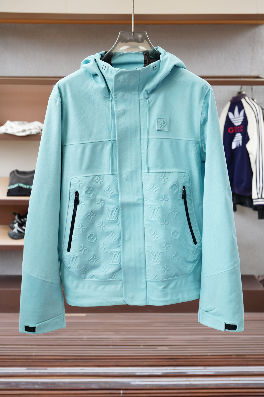 NO:540127,LV Donkey Home 2025SS Early Autumn New Suede Occupy Jacket, Men's Classic Letter Leather Jacket Jacket!  Trading companies have sparse channels and are on sale on the leading official website!  Men's high-end urban style lapel jacket. Platinum-grade tasting something!  Smooth and delicate suede fabric, lined with dark patterns, jacquard letter logo, a wonderful item with an excellent temperament!  When I encounter such an excellent product, I am willing to call it the strongest!  The style of this shirt jacket is very distinctive and unique, with lettering details, engraved metal snap buckles, and the lining is designed with dark-patterned jacquard letter patterns, highlighting the fashionable atmosphere, emphasizing the classic soul texture, highlighting the beauty of luxury and fashion!  This style really has a natural high street beauty, which meets all your outfit needs and allows you to look down on the whole world with trends!  The smooth and delicate suede fabric is crisp and comfortable, with a soft texture. The simple lines and contours are easy to wear to create a decent and elegant texture. The suede texture has a retro feel and a strong autumn and winter atmosphere. The rich but not ostentatious easily shows the affinity and high-end sense of the clothing!  It has a heavy texture, exquisite details, loose and stylish, full of silhouette and layering. It has excellent style and unparalleled upper body effect. It is destined to be an excellent styling item that goes out, with a great return rate!  Three colors enter!  Size: S-2XL,,louis vuitton,louis vuitton,louis vuitton,jackets & coats,jackets & coats,leather jacket,chamois leather,alexander wang19860909LV驴家2025SS早秋新款麂皮绒占领夹克,男士经典字母皮衣夹克外套！贸易公司渠道稀出,领先官网发售！男士高端都市风尚翻领外套.白金级品鉴心水之物！顺滑细腻的麂皮绒面料,内衬暗纹提花字母标识,一款气质绝伦的妙曼单品！ 遇到一款如此的绝佳产物,我愿意称之其为最强！此款衬衣夹克的风格十分之鲜明独特,字母细节,刻字金属按扣开合,内衬采用暗纹提花字母图案设计,彰显时髦气息,着重强调经典的灵魂质感,凸显奢华时尚之美！此款真的有着浑然天成的高街美感,满足你的一切穿搭所需,让你用潮流俯视整个世界！ 顺滑细腻的麂皮绒面料,挺括舒适,质地柔软,简洁的线条廓形容易穿出得体优雅的质感,麂皮绒质地具有复古感和浓浓秋冬气息的颜色,浓郁却不张扬的轻松就展现出了服装的亲和力和高级感！重磅质感,细节精致感十足,宽松有范,廓形、层次感十足.版型绝佳,上身效果无与伦比,注定属于出街的优秀造型单品,回头率爆表！ 三色入！尺码:S-2XL,,louis vuitton,louis vuitton,louis vuitton,jackets & coats,jackets & coats,leather jacket,chamois leather,alexander wang,Men's clothing