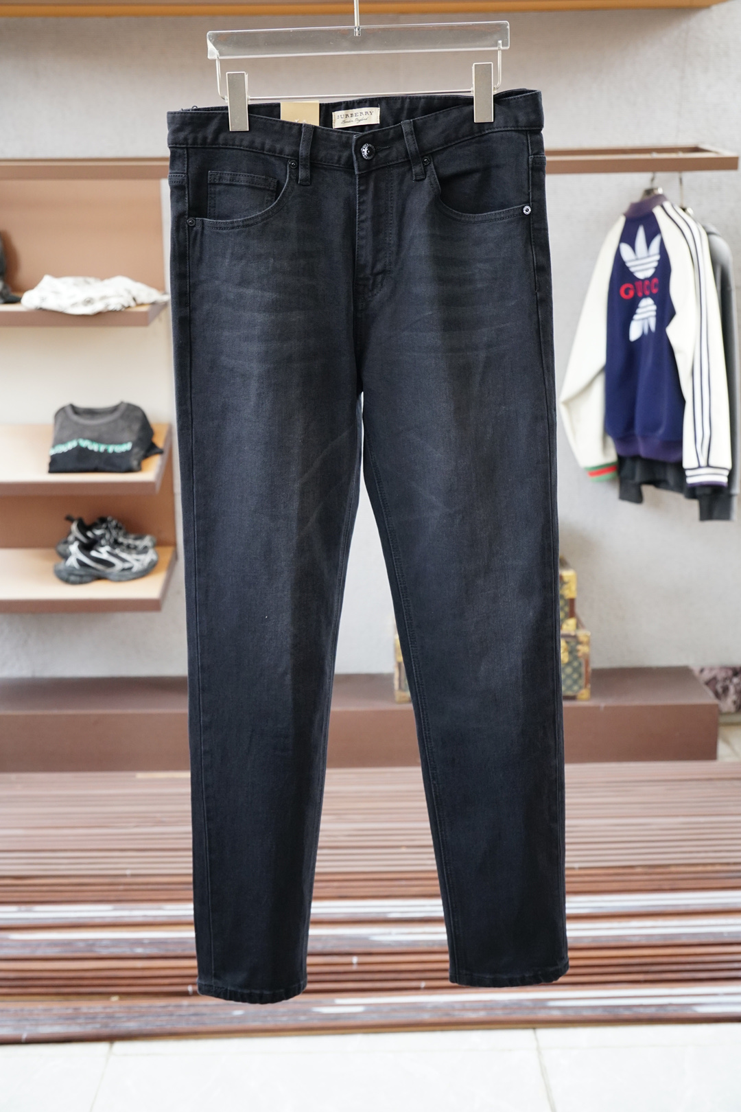 NO:540149,BBR Burberry/Loewe/New style is coming early autumn new style of casual pants and jeans, high-end custom series. Imported high-density pure cotton Gaza washing process is comfortable, soft and skin-friendly, straight and not easy to wrinkle, simple and clear, super versatile, fashionable and versatile, straight and stylish, a must-have for the wardrobe!  Suitable for any occasion to wear 30-38 pick up the next day, burberry, loewe, jeans, alexander wang19860909BBR 巴宝莉/Loewe/新款来袭早秋新款新款休闲裤牛仔裤,高端定制系列.进口高密度纯棉加沙洗工艺舒适柔软亲肤,笔挺不易起皱,简单明了,超级百搭上身效果超级棒时尚百搭,笔挺有型,衣橱必备！适合任何场合穿着 30-38隔天取货无,,burberry,loewe,jeans,alexander wang,Men's clothing